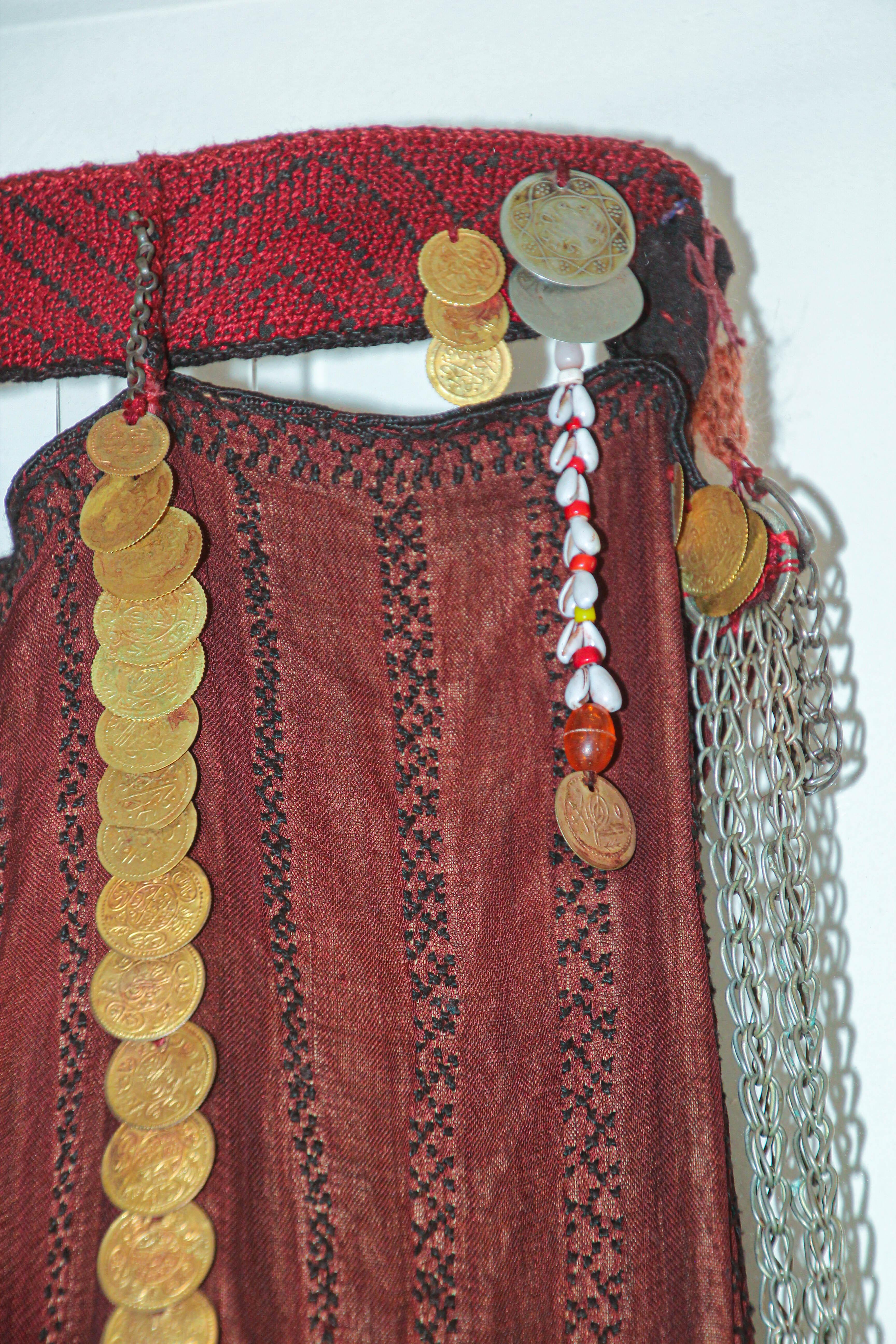 Lucite Voile à visage des années 1940, Sinai Bedouin Desert Garment encadré Nikab - Pièce de collection en vente