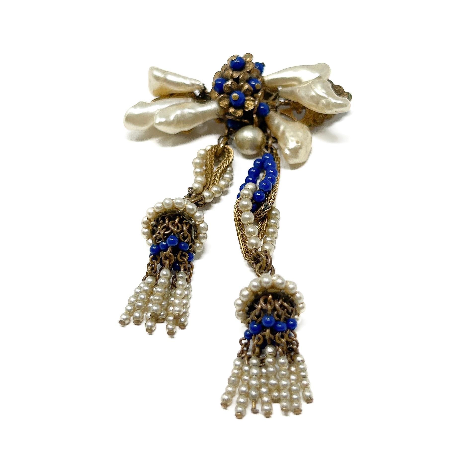 Spilla con nappina floreale vintage in vetro blu e perle finte degli anni '40 in vendita 1