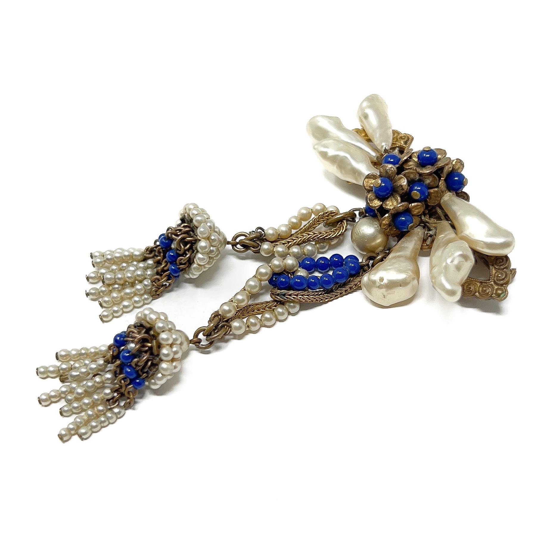 Spilla con nappina floreale vintage in vetro blu e perle finte degli anni '40 in vendita 2