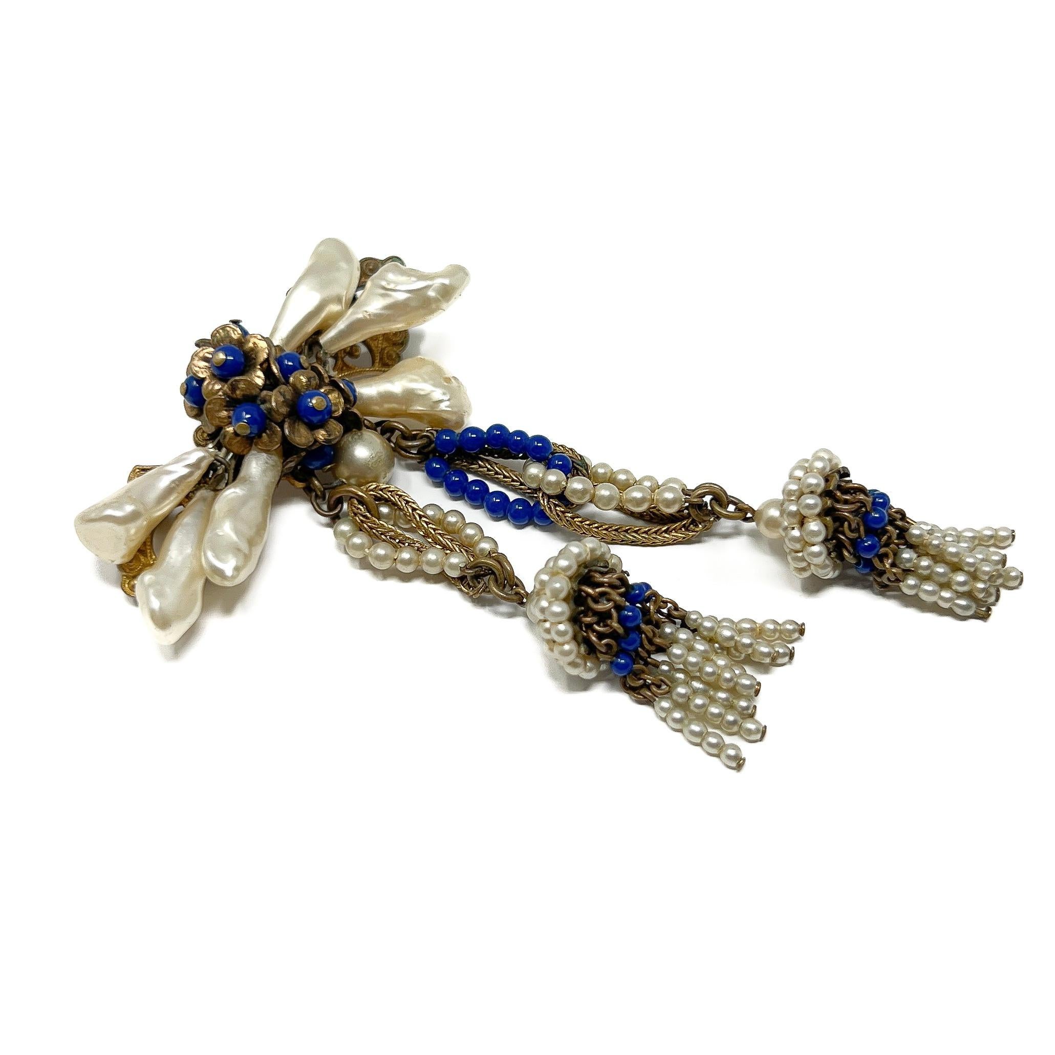 Spilla con nappina floreale vintage in vetro blu e perle finte degli anni '40 in vendita 4