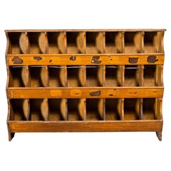 Étagère d'atelier en faux bois des années 1940 - Boîtes à trou de pigeon (3231)