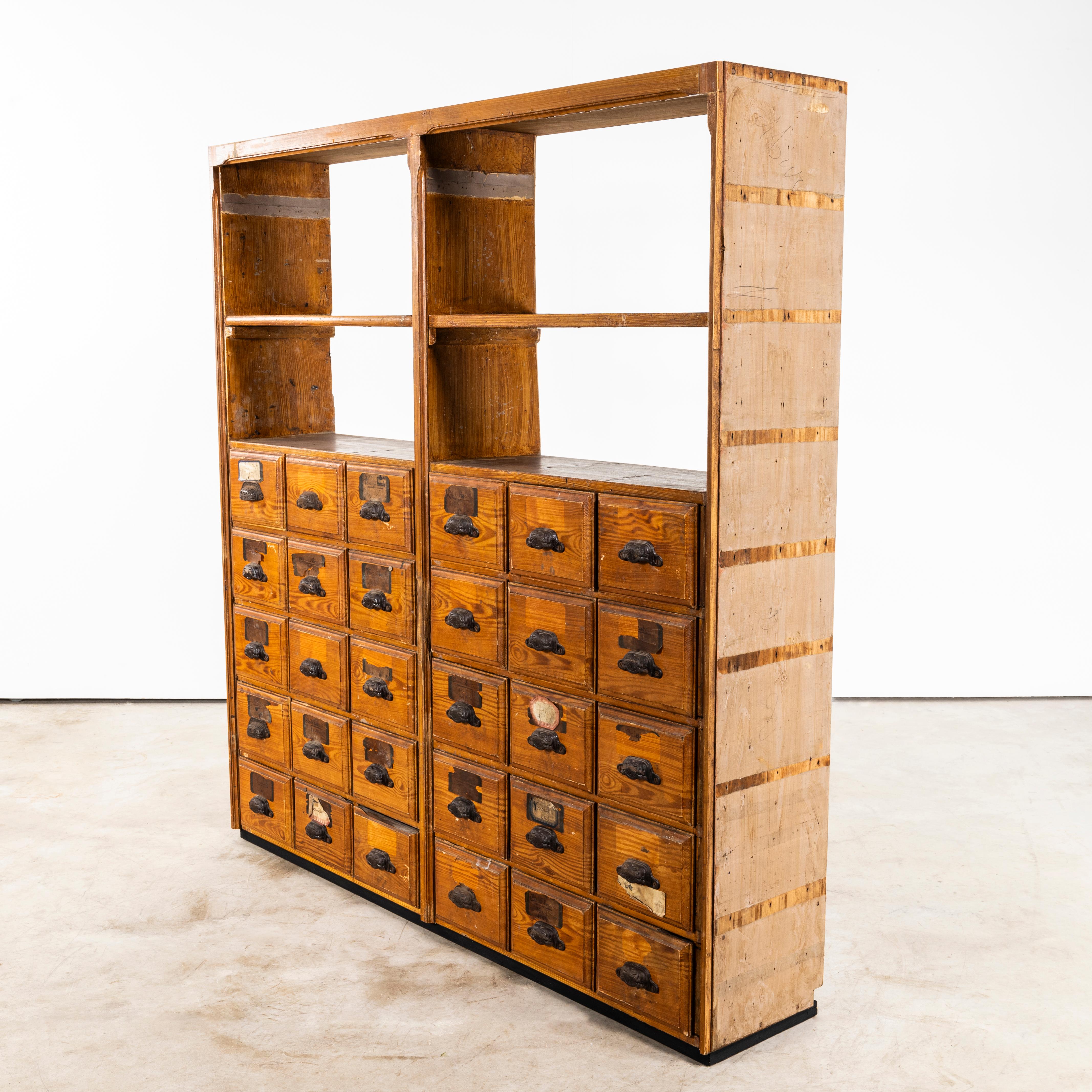 Pino Scaffale da officina in finto Wood del 1940 - Trenta cassetti in vendita