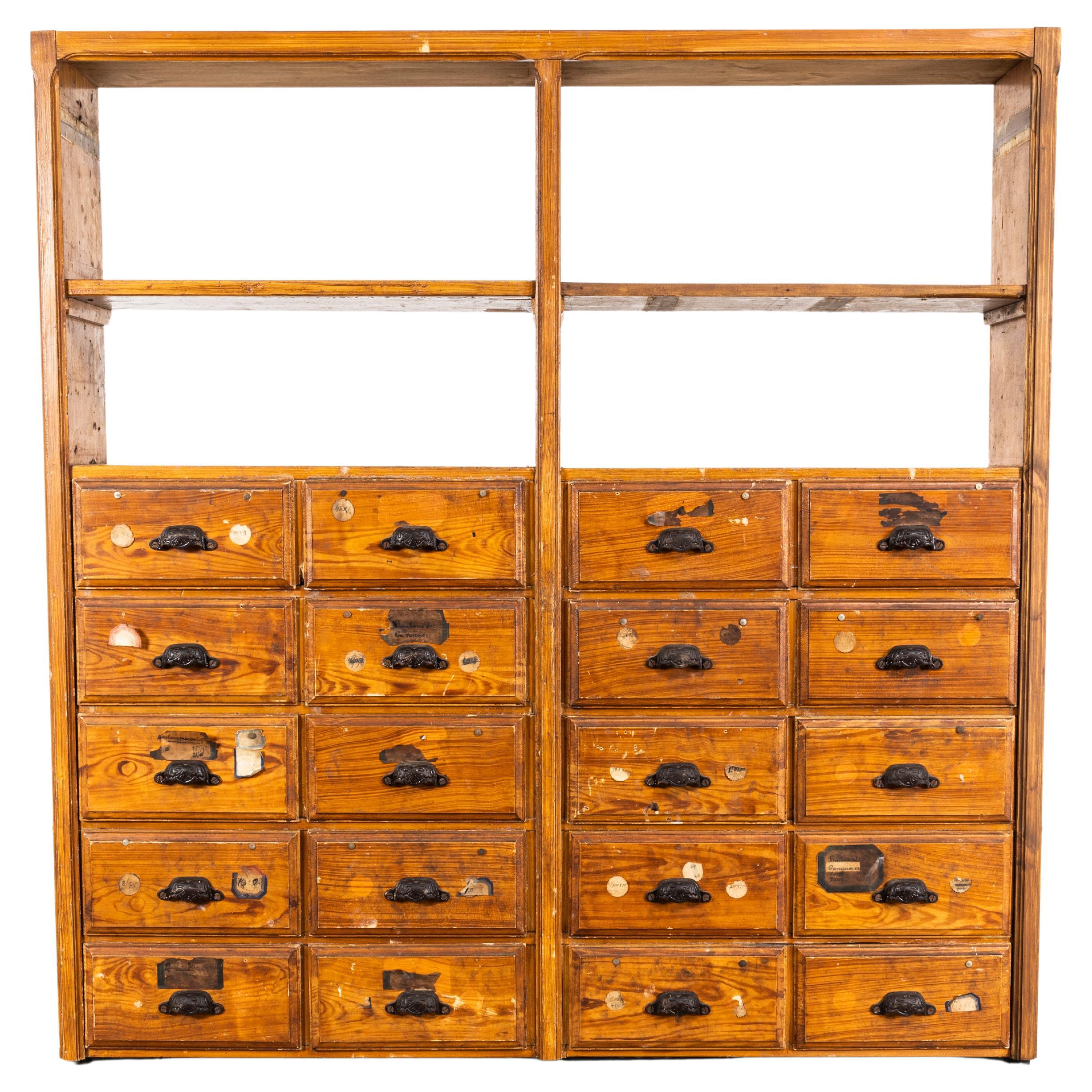 Étagère d'atelier en faux bois des années 1940 - vingt tiroirs