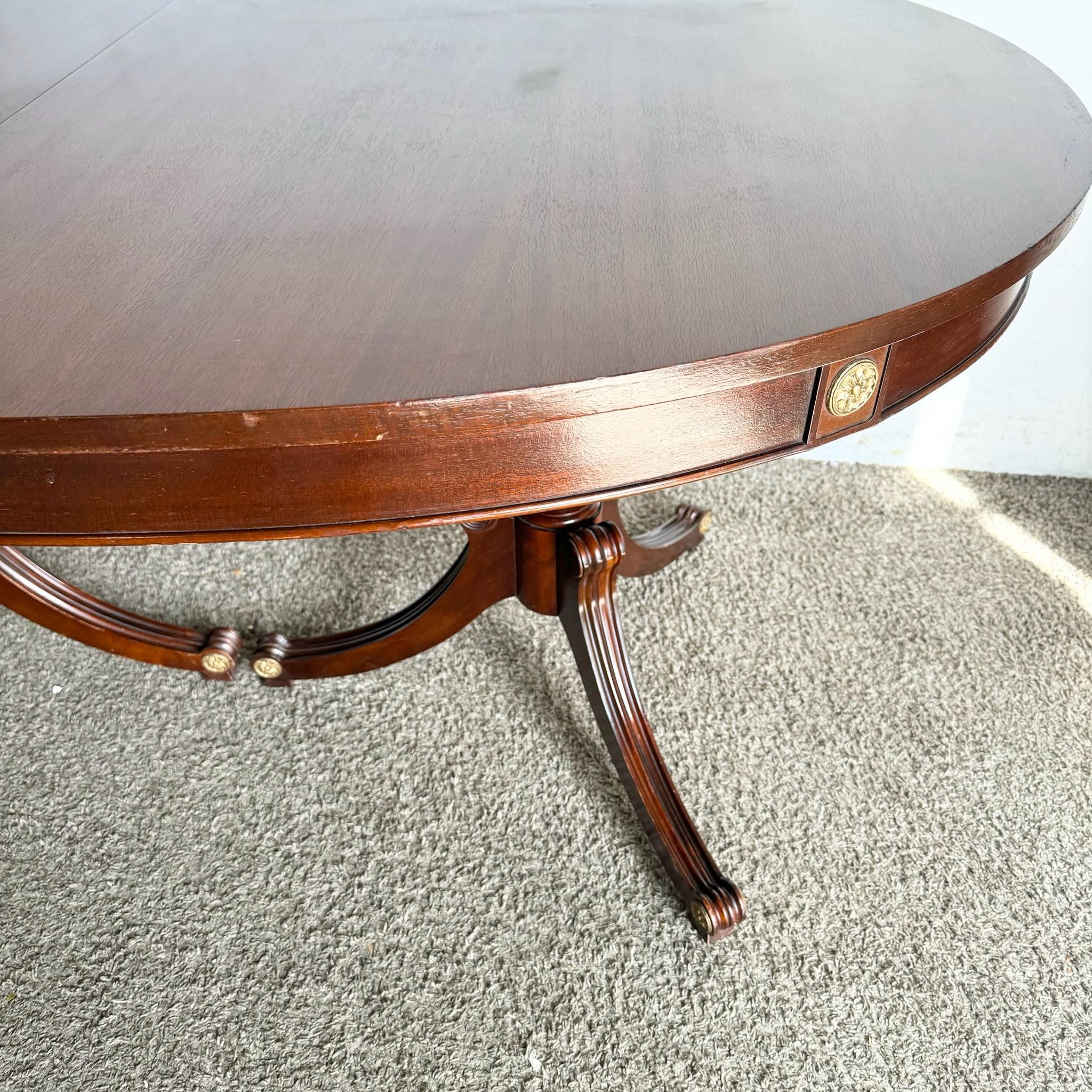 Table de salle à manger fédérale des années 1940 en acajou flammé avec plateau en verre par Rway en vente 4