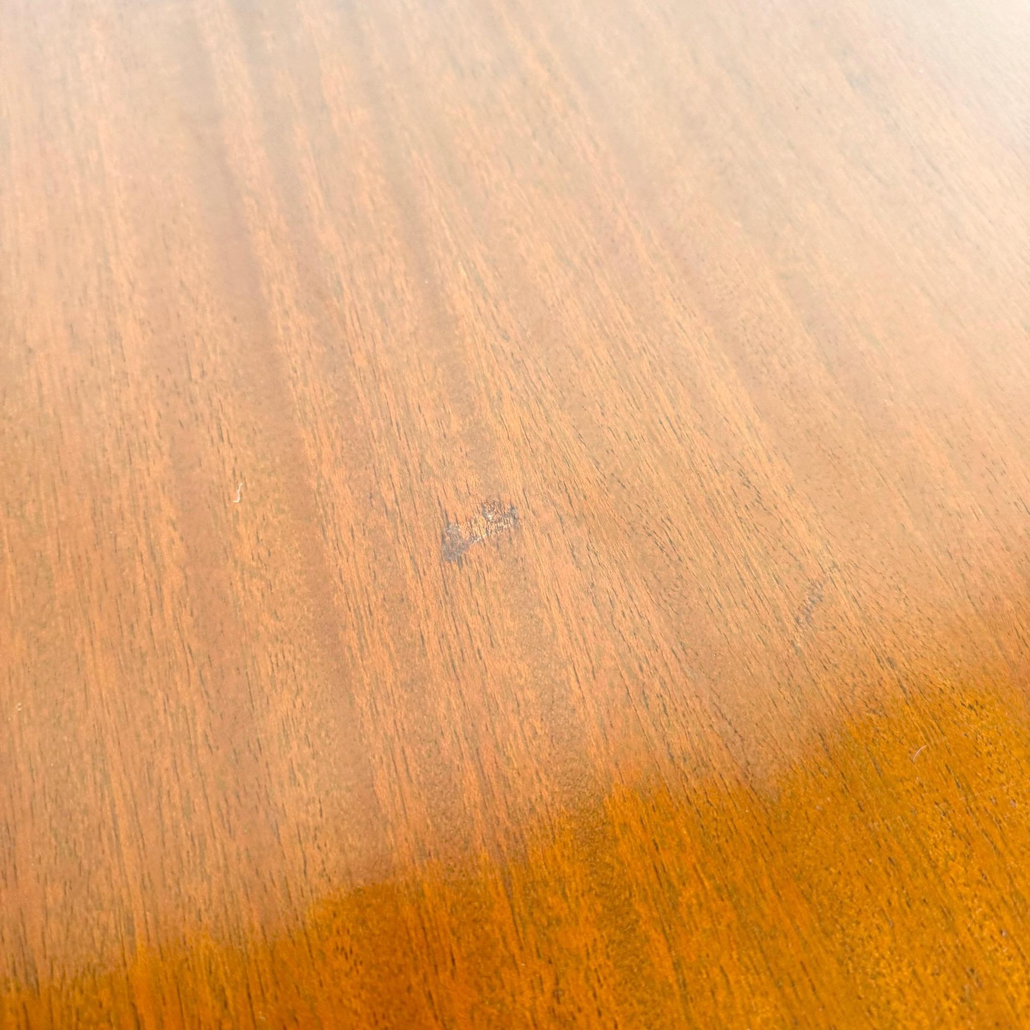 Table de salle à manger fédérale des années 1940 en acajou flammé avec plateau en verre par Rway en vente 6
