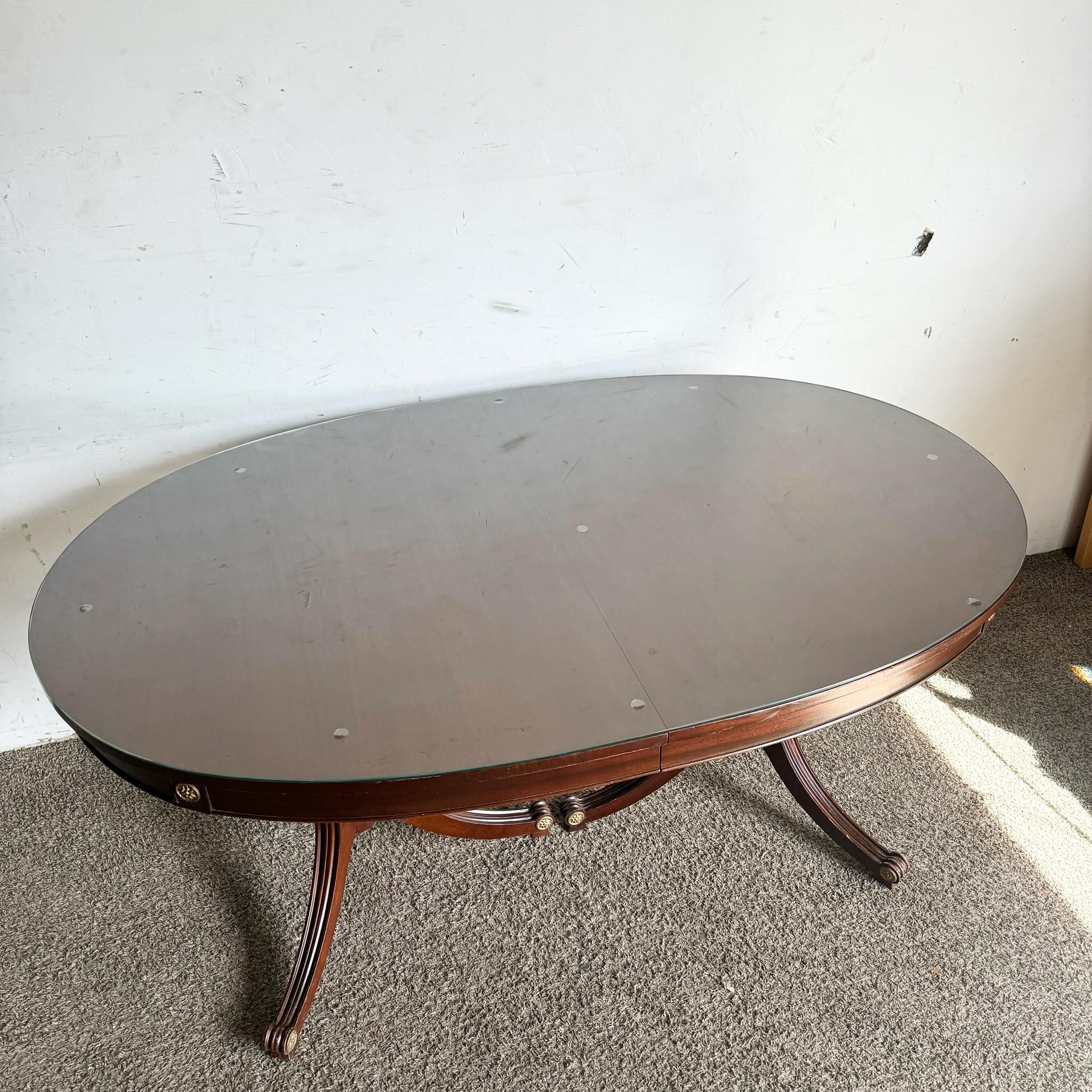 Fédéral Table de salle à manger fédérale des années 1940 en acajou flammé avec plateau en verre par Rway en vente