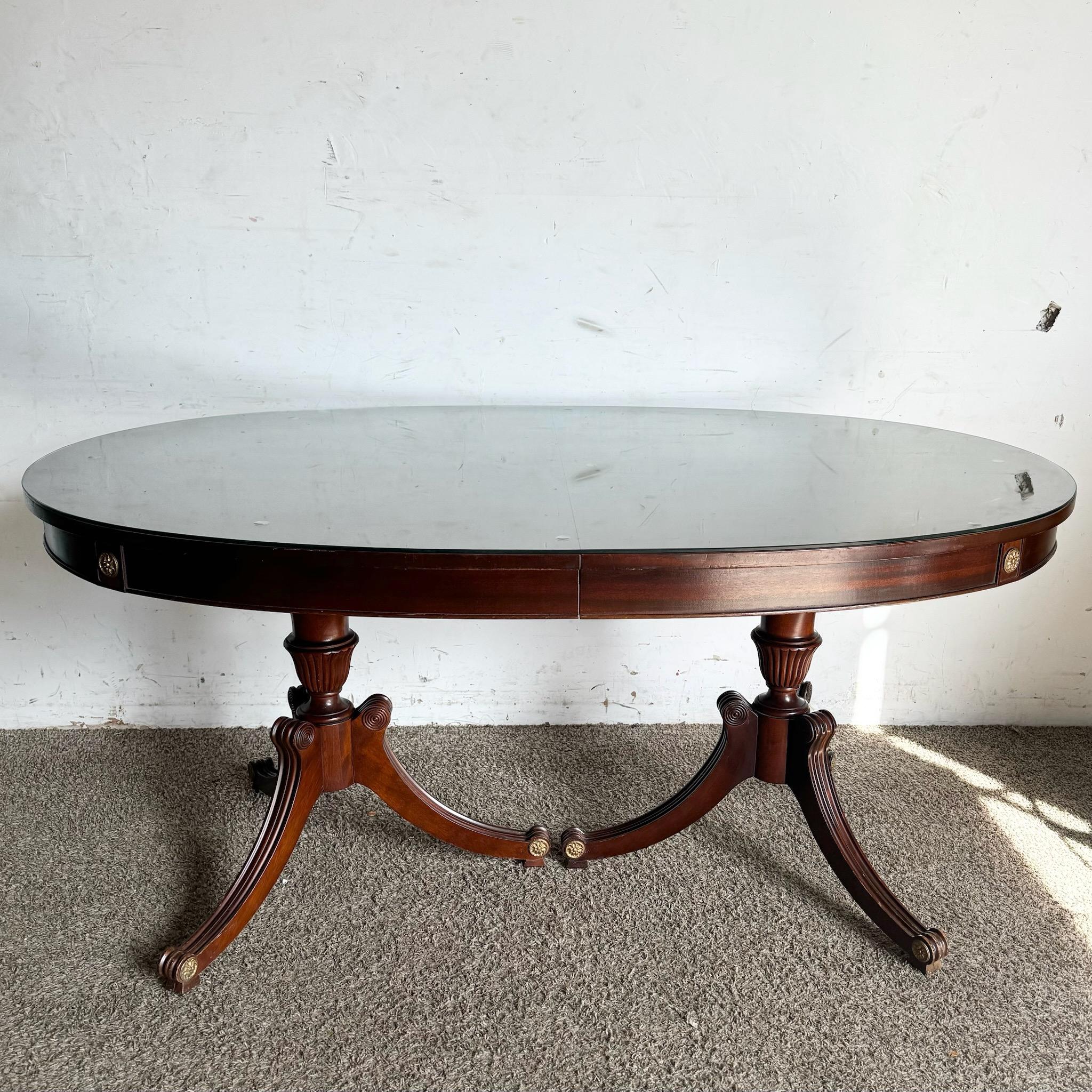 Américain Table de salle à manger fédérale des années 1940 en acajou flammé avec plateau en verre par Rway en vente
