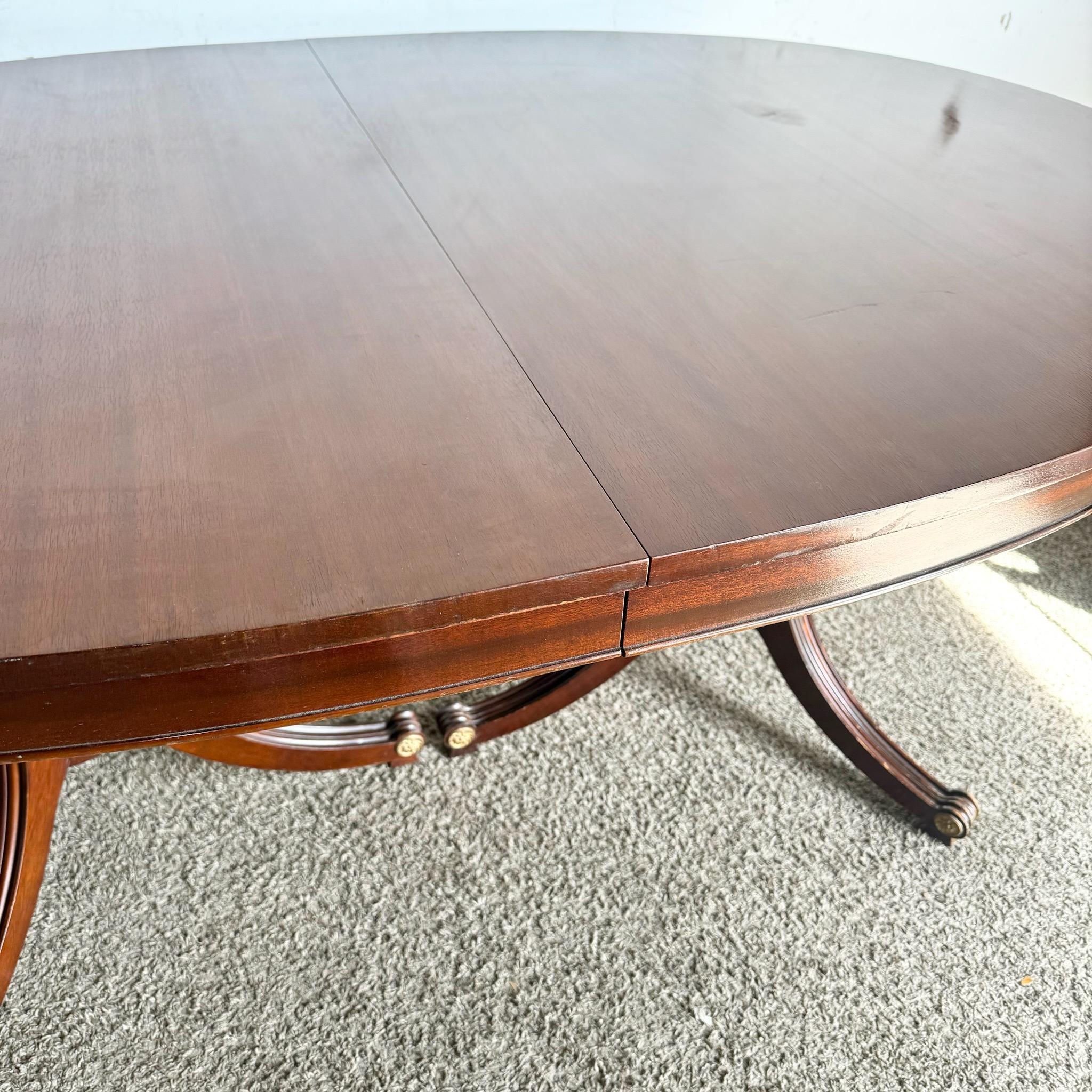 Milieu du XXe siècle Table de salle à manger fédérale des années 1940 en acajou flammé avec plateau en verre par Rway en vente