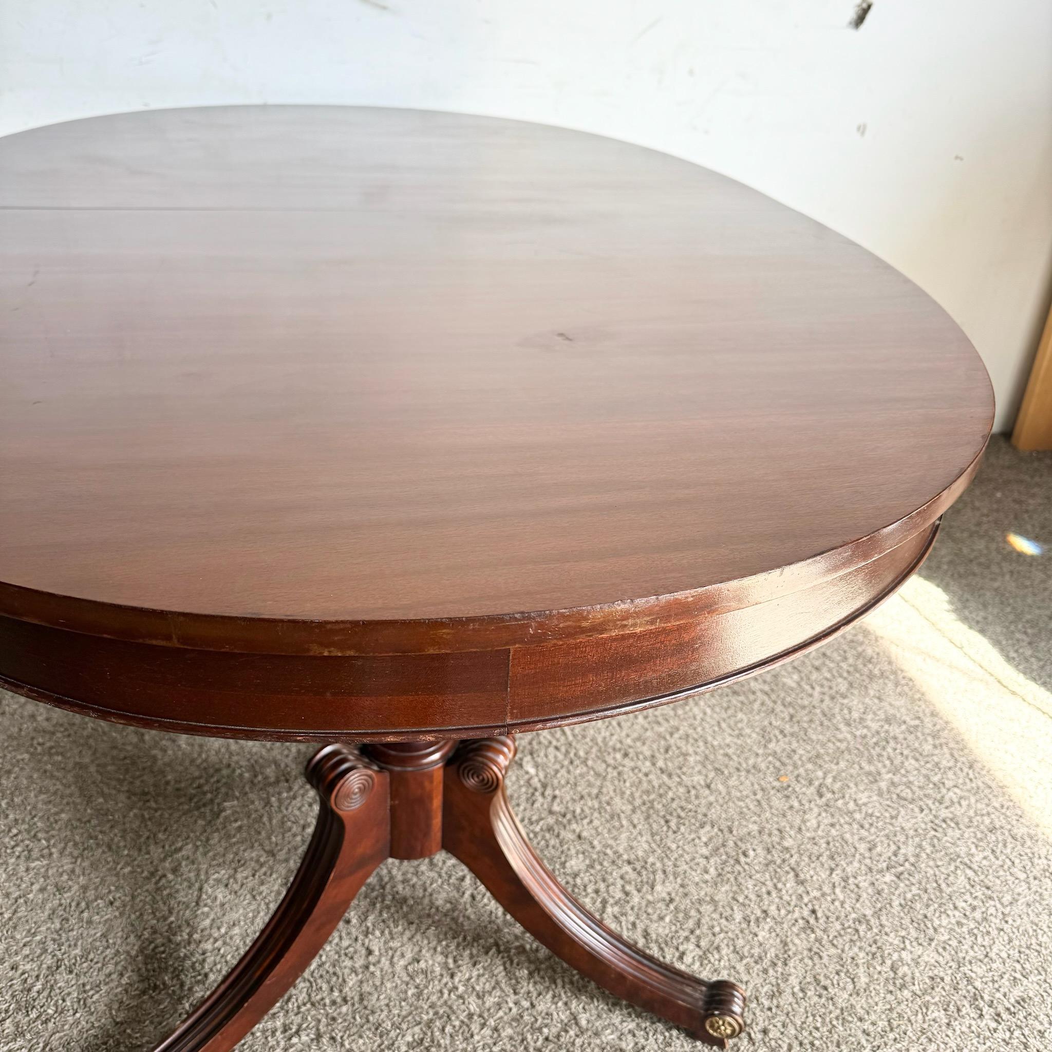 Verre Table de salle à manger fédérale des années 1940 en acajou flammé avec plateau en verre par Rway en vente