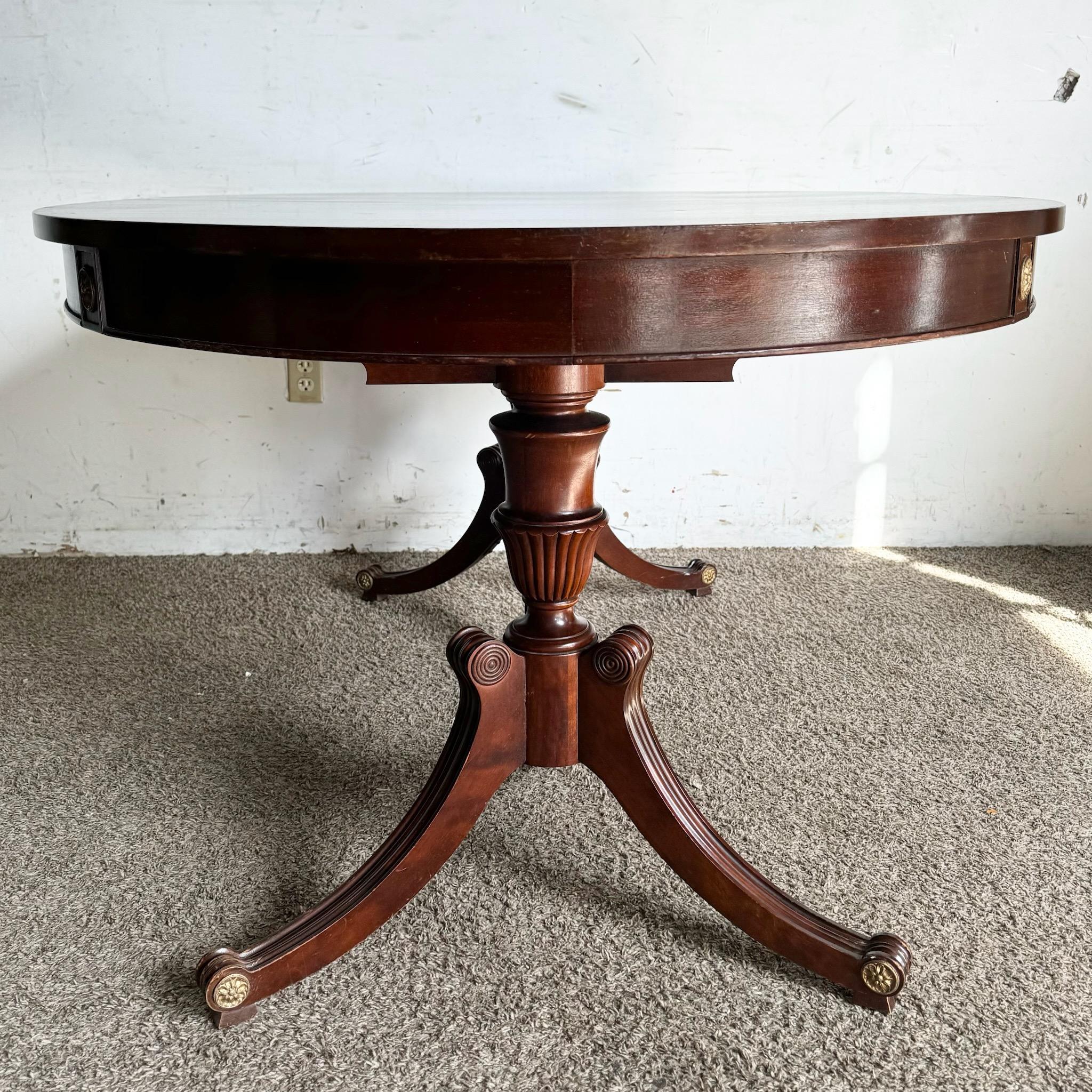 Table de salle à manger fédérale des années 1940 en acajou flammé avec plateau en verre par Rway en vente 1