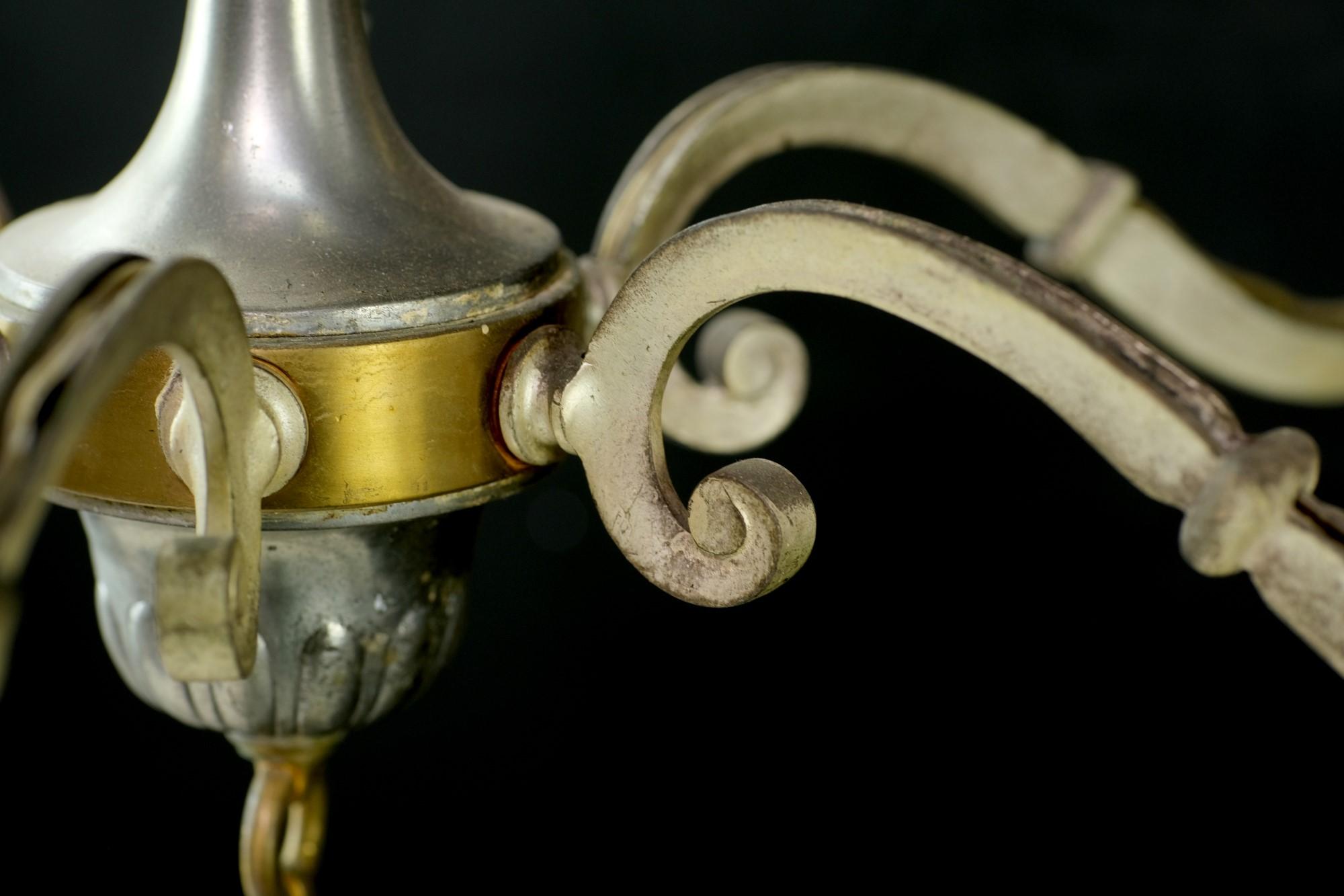 Ottone Lampadario in ottone a 6 bracci in stile federale degli anni '40 placcato in nichel con patina originale in vendita