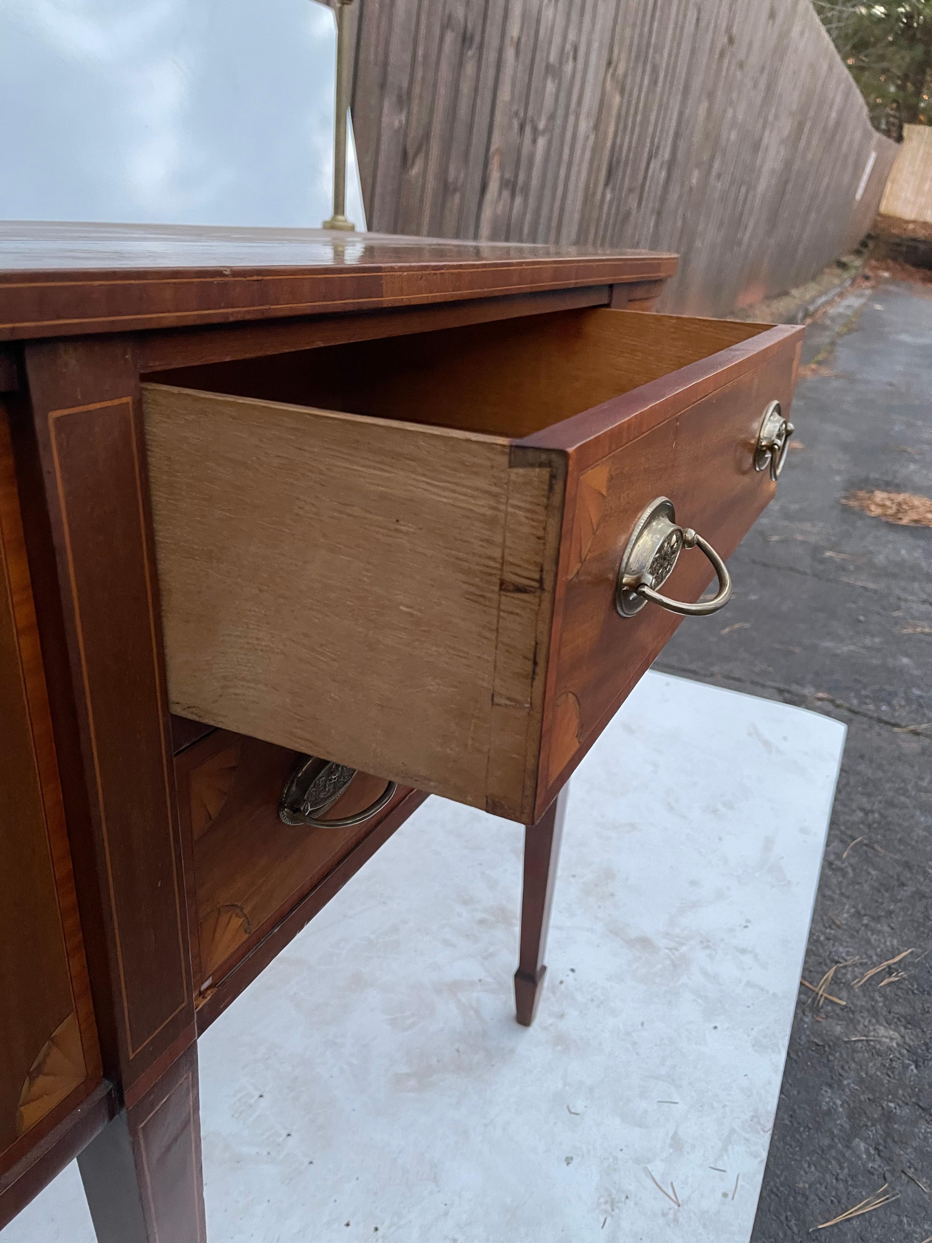 Buffet de style fédéral des années 1940 en laiton et acajou incrusté et en bois de citronnier en vente 1