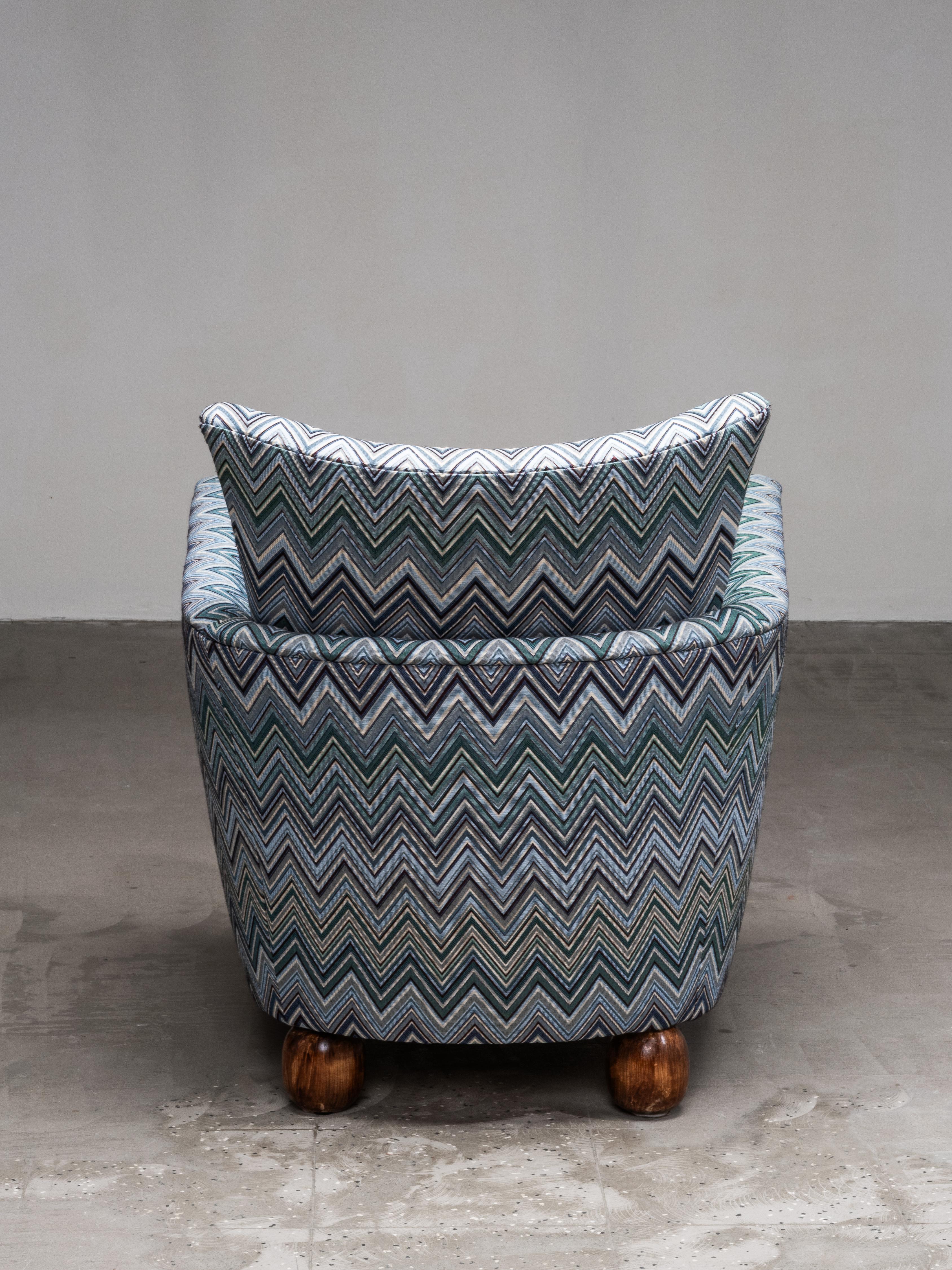 Fauteuil club art déco finlandais des années 1940 avec tissu à motifs de chevrons en vente 10