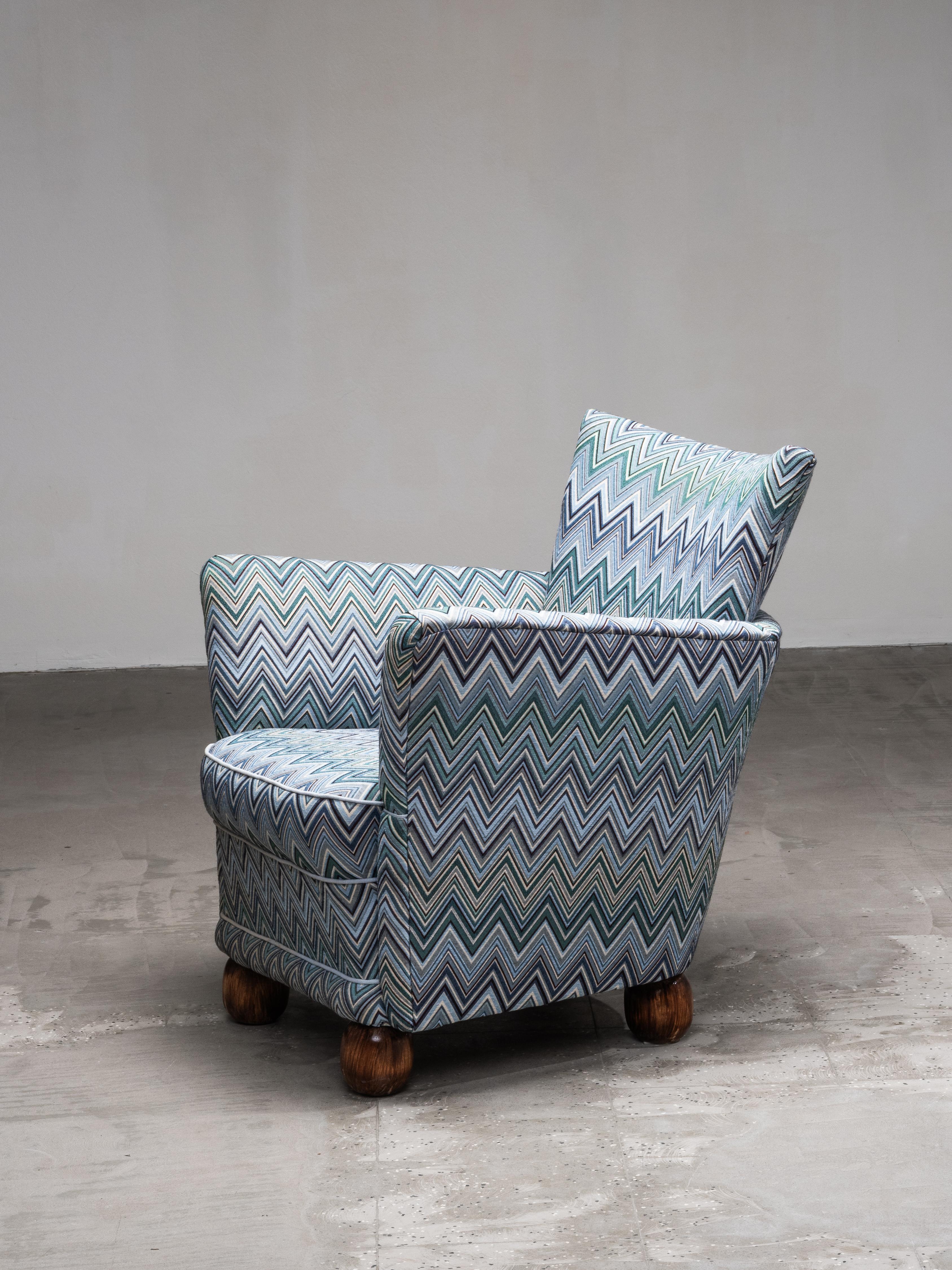 Art déco Fauteuil club art déco finlandais des années 1940 avec tissu à motifs de chevrons en vente