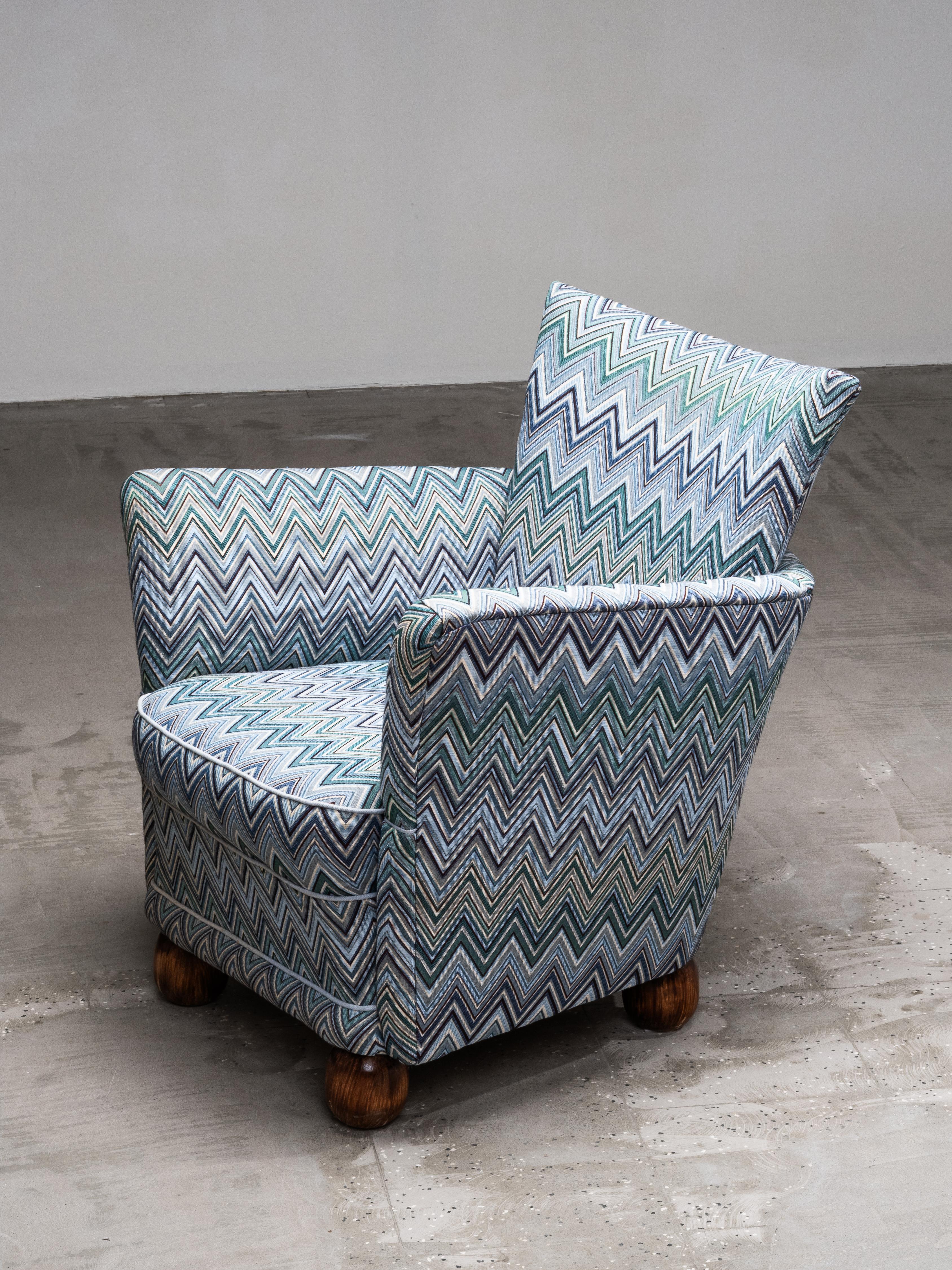 Finlandais Fauteuil club art déco finlandais des années 1940 avec tissu à motifs de chevrons en vente