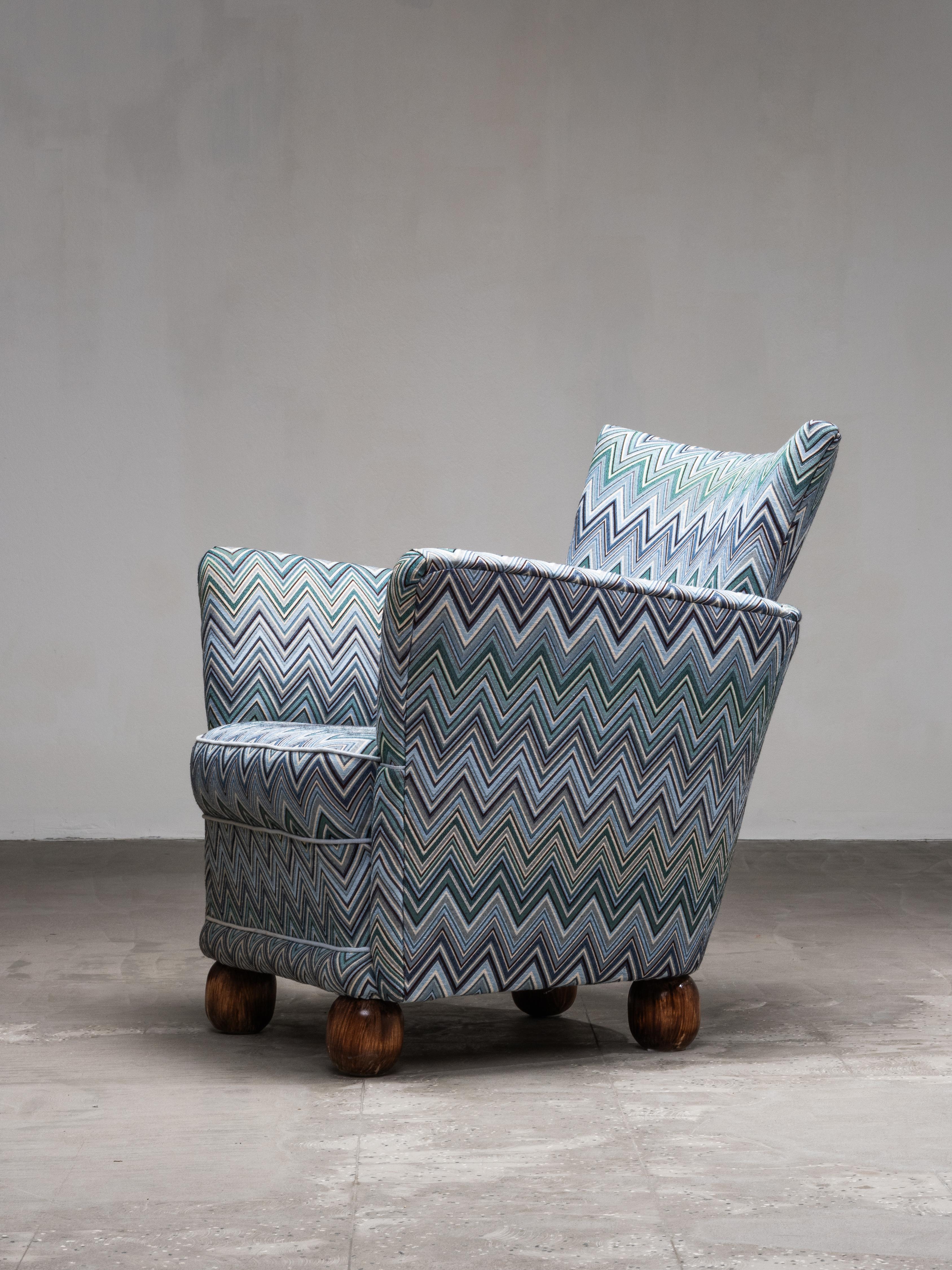 Fauteuil club art déco finlandais des années 1940 avec tissu à motifs de chevrons Bon état - En vente à Karis, Nyland
