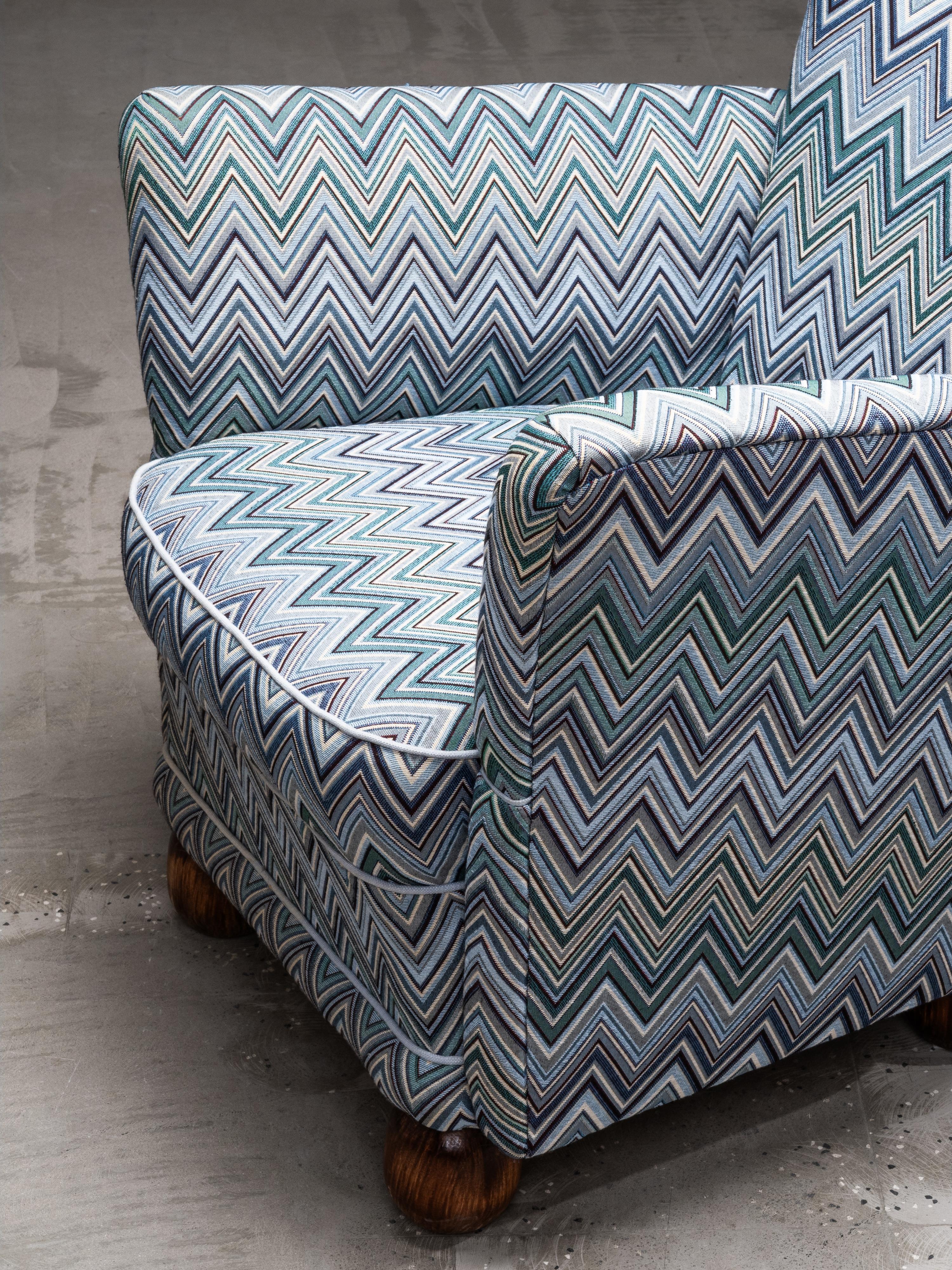 Milieu du XXe siècle Fauteuil club art déco finlandais des années 1940 avec tissu à motifs de chevrons en vente