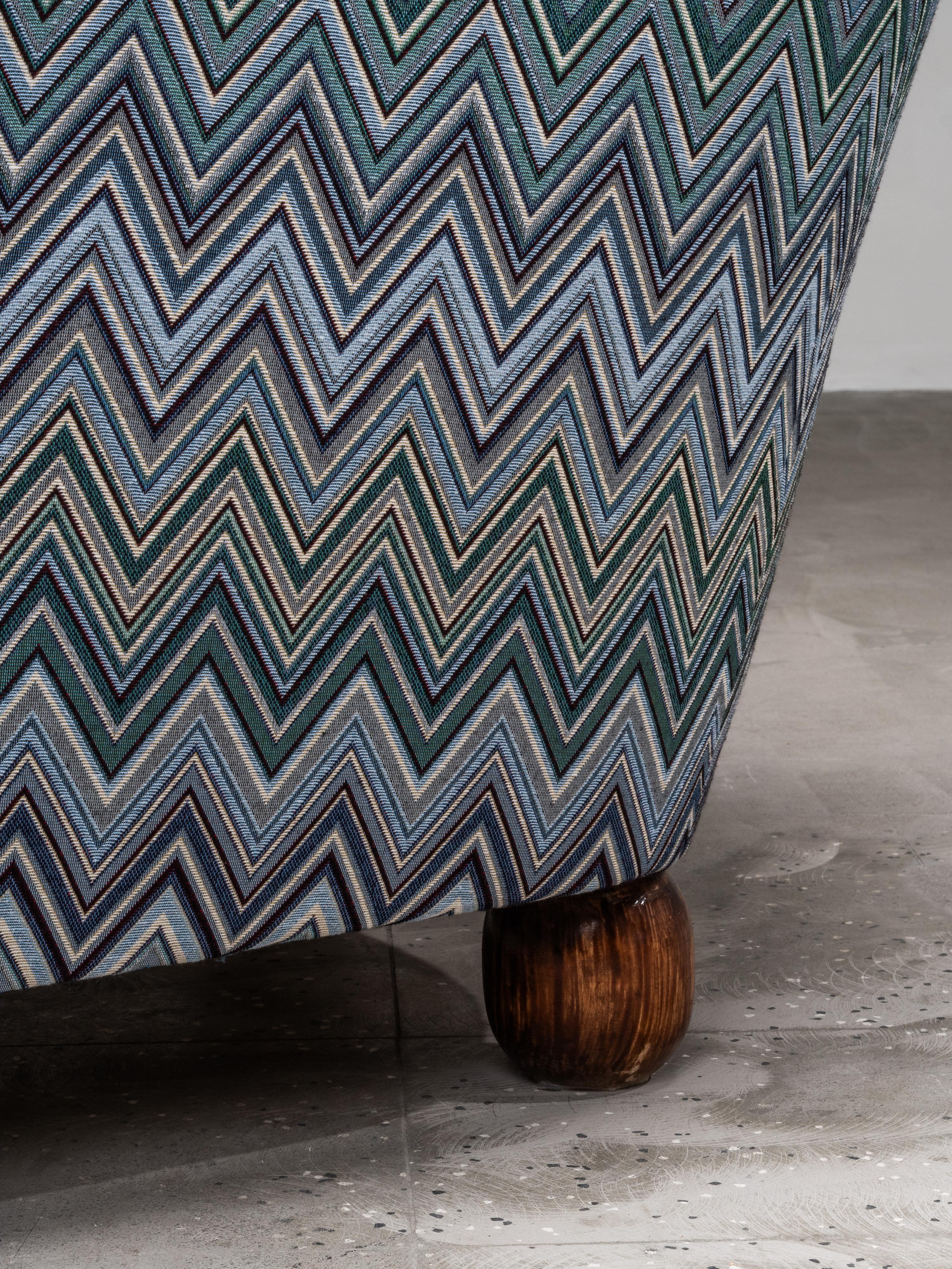 Tissu Fauteuil club art déco finlandais des années 1940 avec tissu à motifs de chevrons en vente