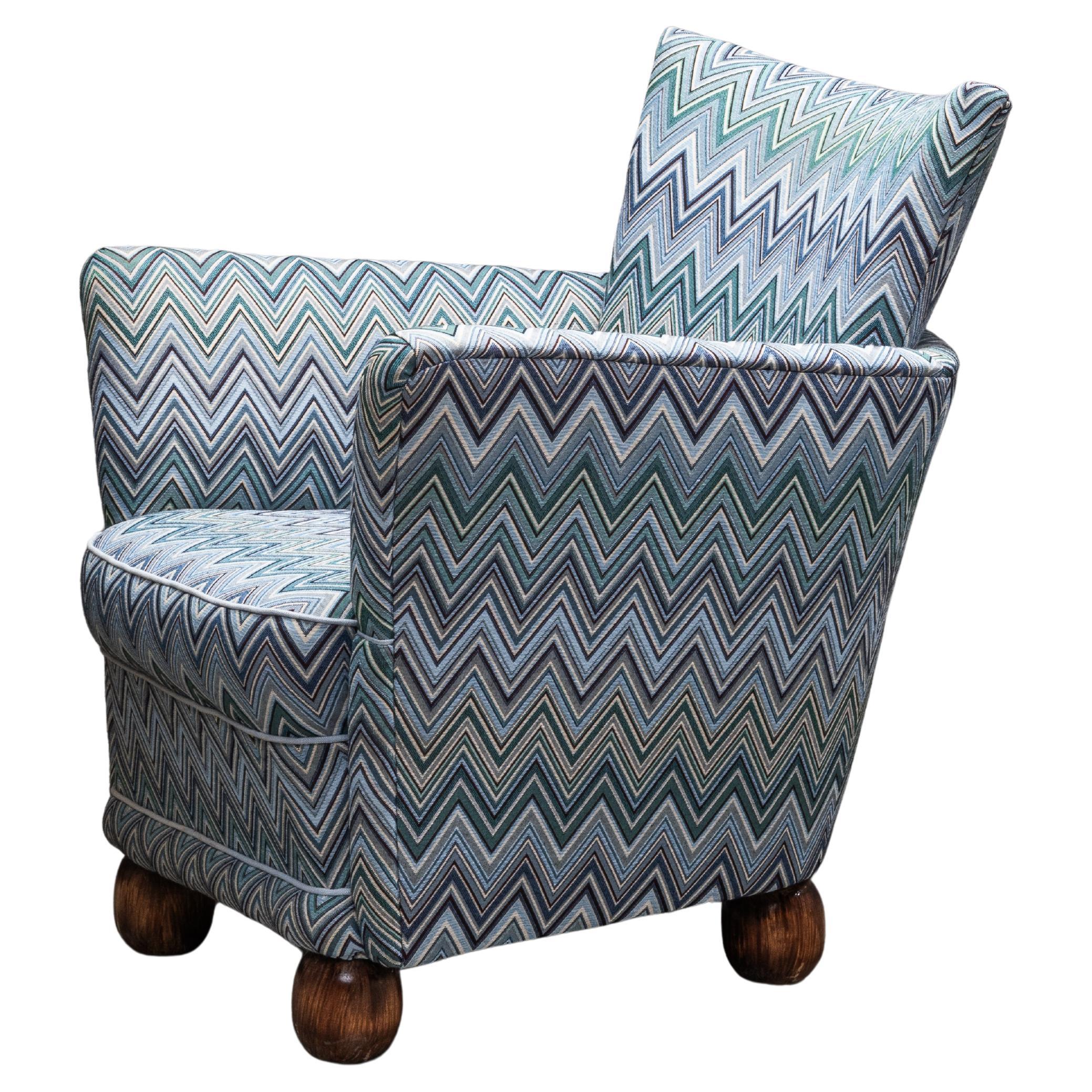 Fauteuil club art déco finlandais des années 1940 avec tissu à motifs de chevrons en vente