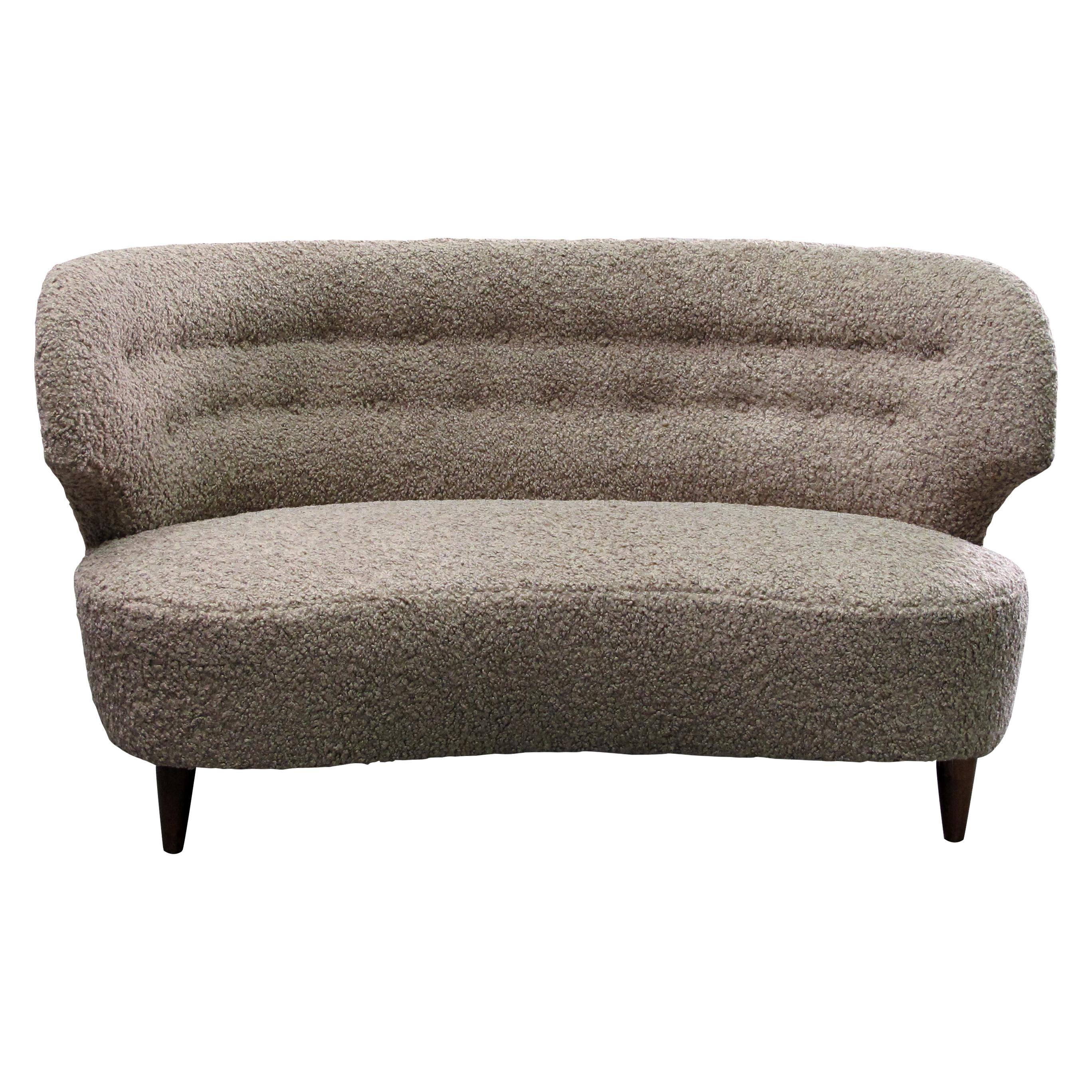 Ce grand canapé confortable est un classique du design moderne finlandais des années 1940 de Carl-Johan Boman. Il présente un design simple et élégant, avec des lignes épurées et un dossier incurvé. Le cadre et les pieds en chêne sont robustes et de