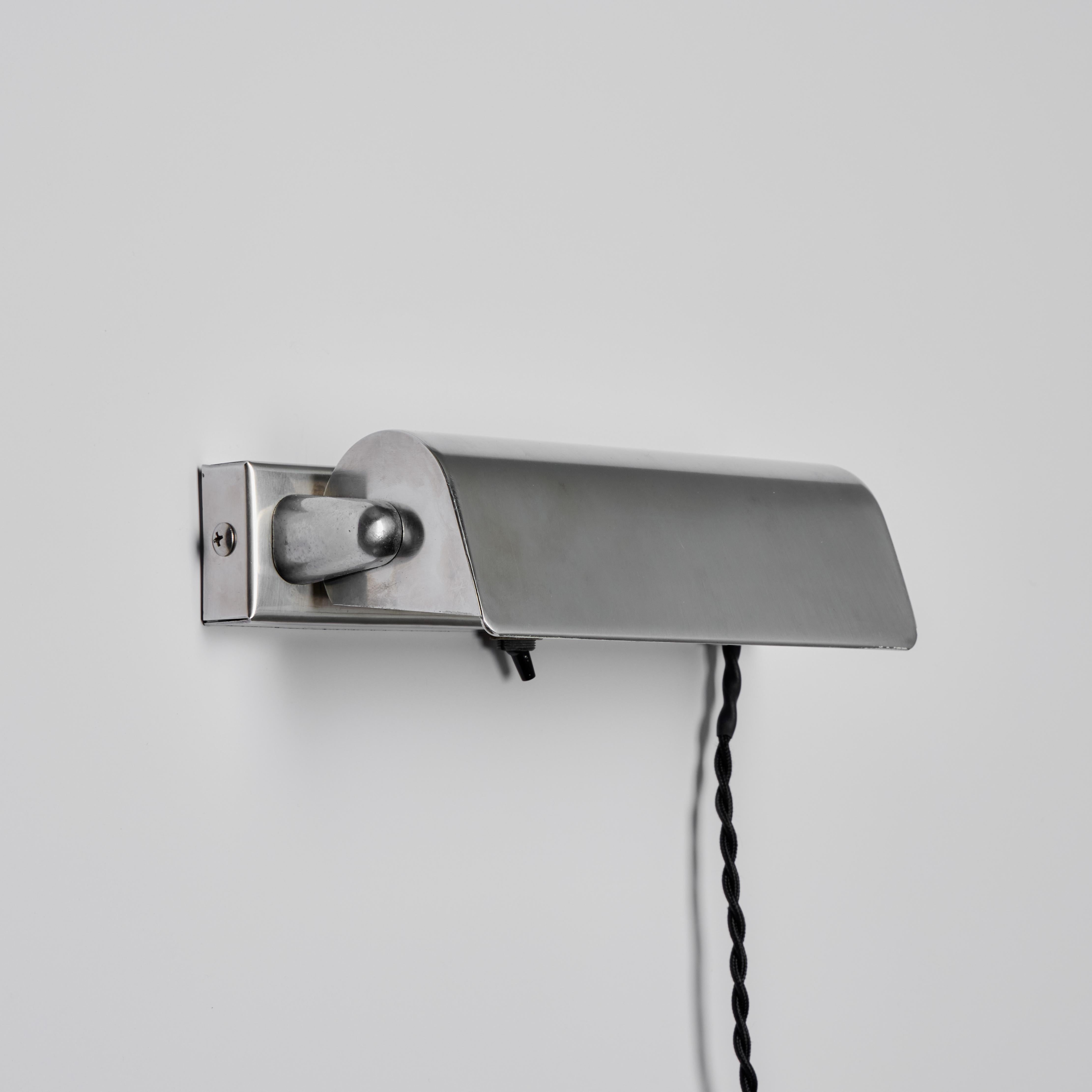 Finnische minimalistische Plug-In-Wandleuchte aus den 1940er Jahren, Paavo Tynell zugeschrieben im Angebot 13