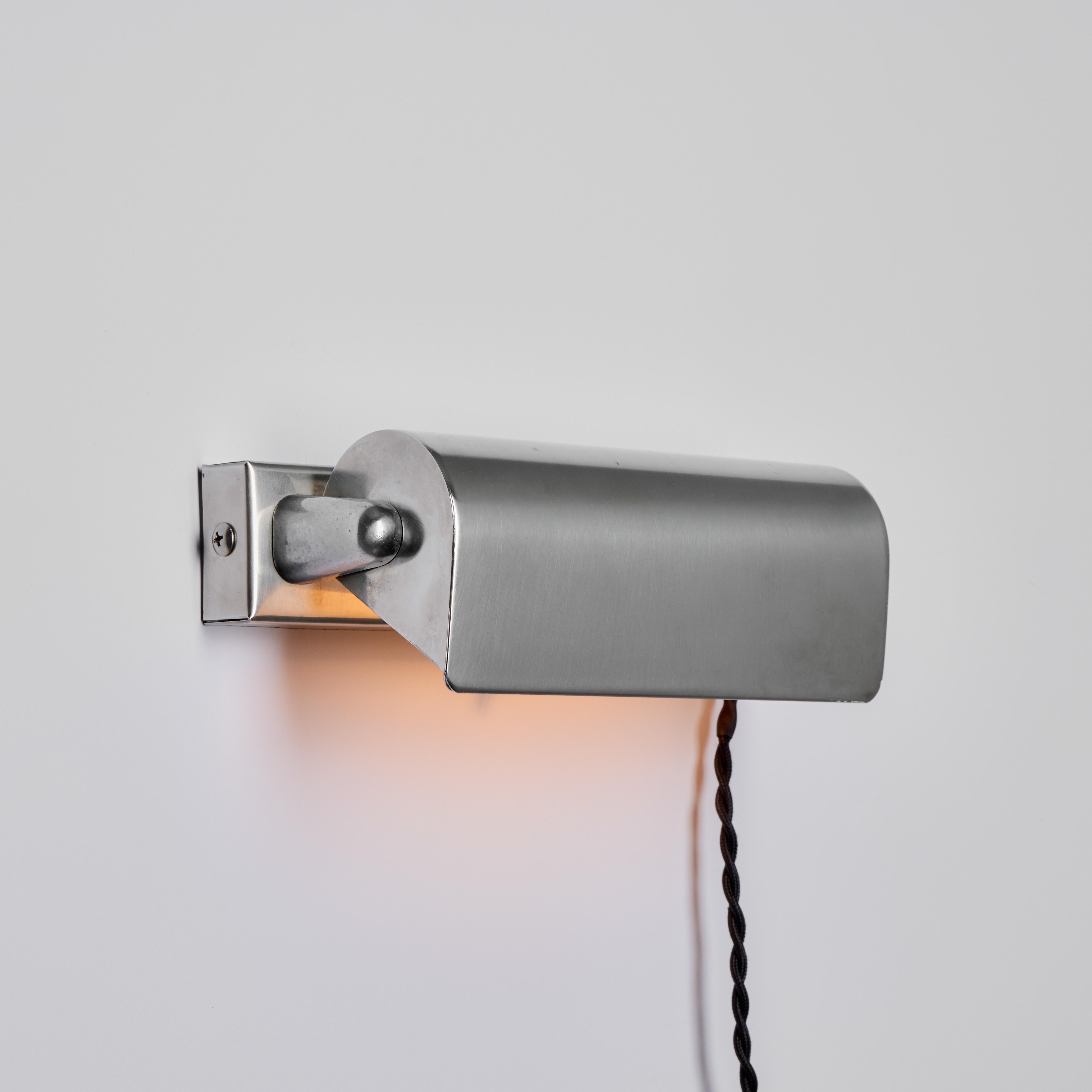 Finnische minimalistische Plug-In-Wandleuchte aus den 1940er Jahren, Paavo Tynell zugeschrieben (Skandinavische Moderne) im Angebot
