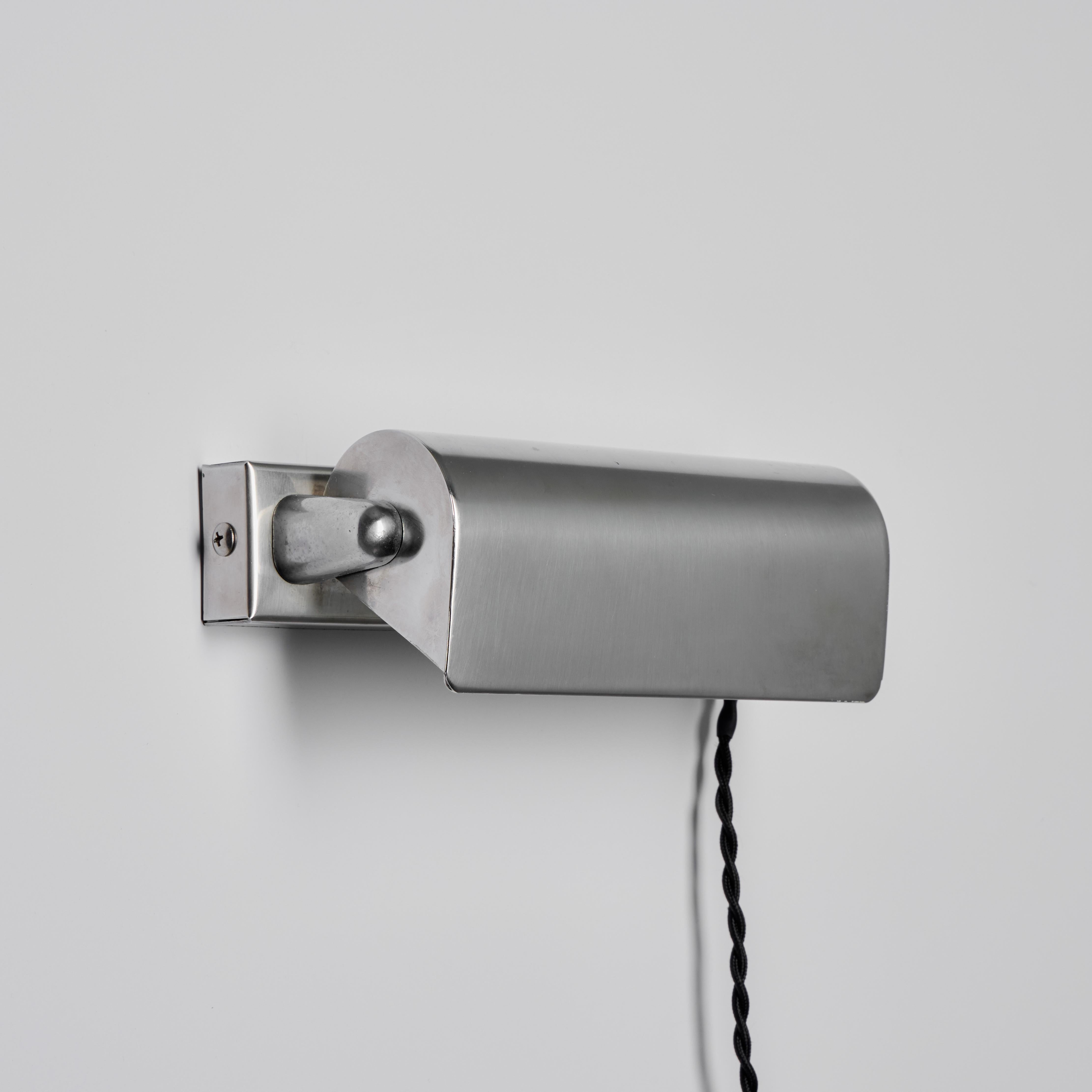 Finnische minimalistische Plug-In-Wandleuchte aus den 1940er Jahren, Paavo Tynell zugeschrieben (Gemalt) im Angebot