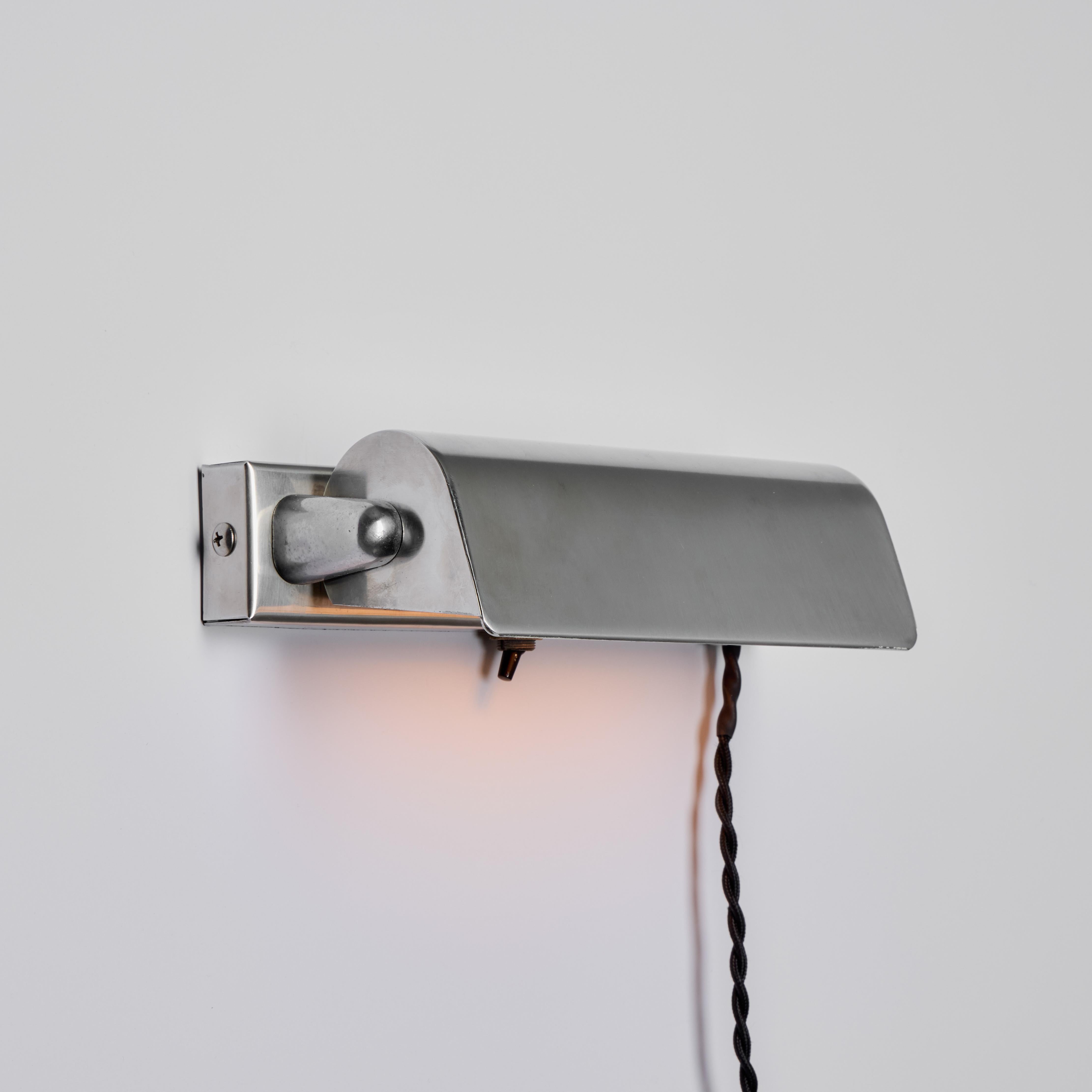 Finnische minimalistische Plug-In-Wandleuchte aus den 1940er Jahren, Paavo Tynell zugeschrieben im Zustand „Gut“ im Angebot in Glendale, CA