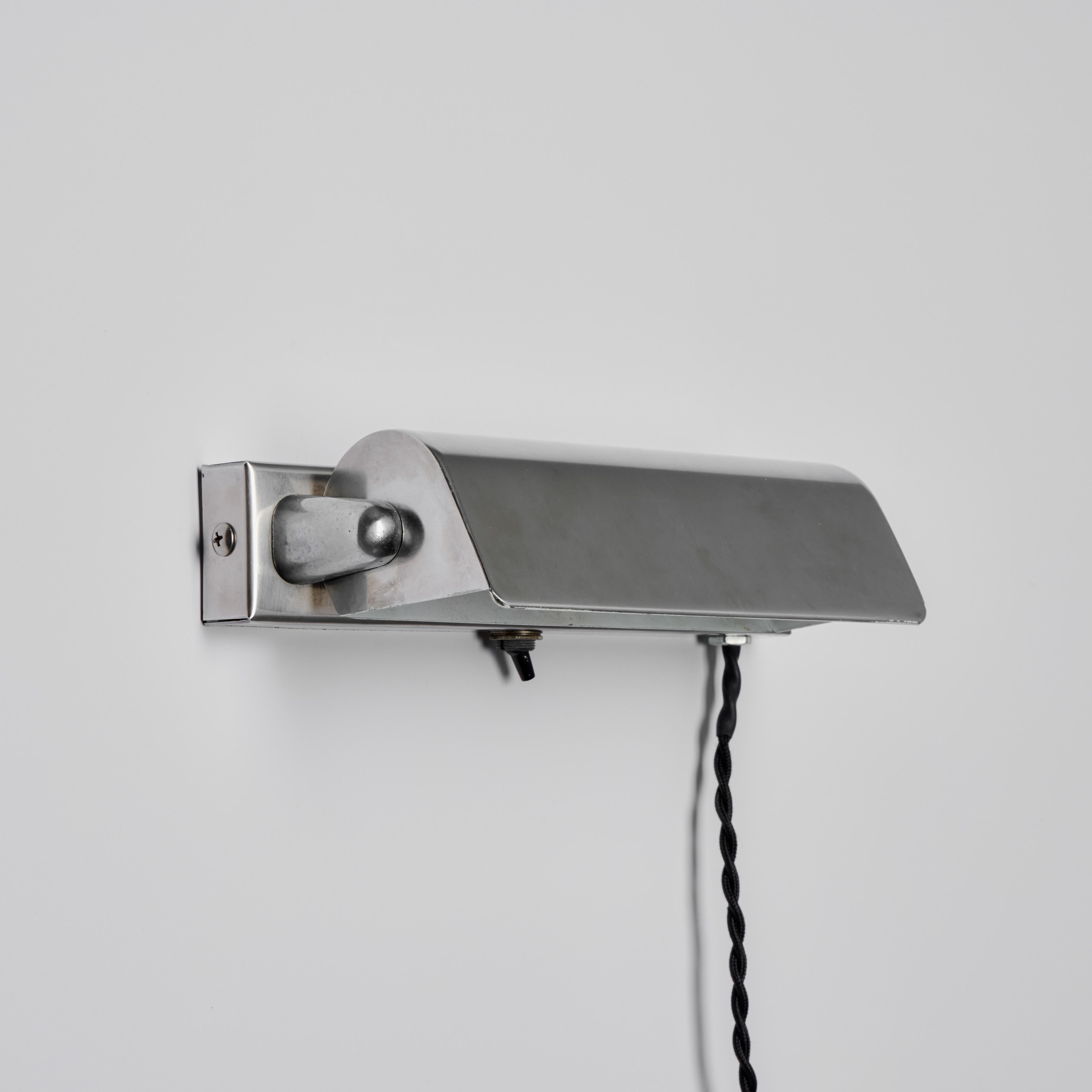 Finnische minimalistische Plug-In-Wandleuchte aus den 1940er Jahren, Paavo Tynell zugeschrieben (Metall) im Angebot
