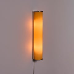Lampada da parete finlandese gialla e cilindrica in vetro e metallo degli anni '40