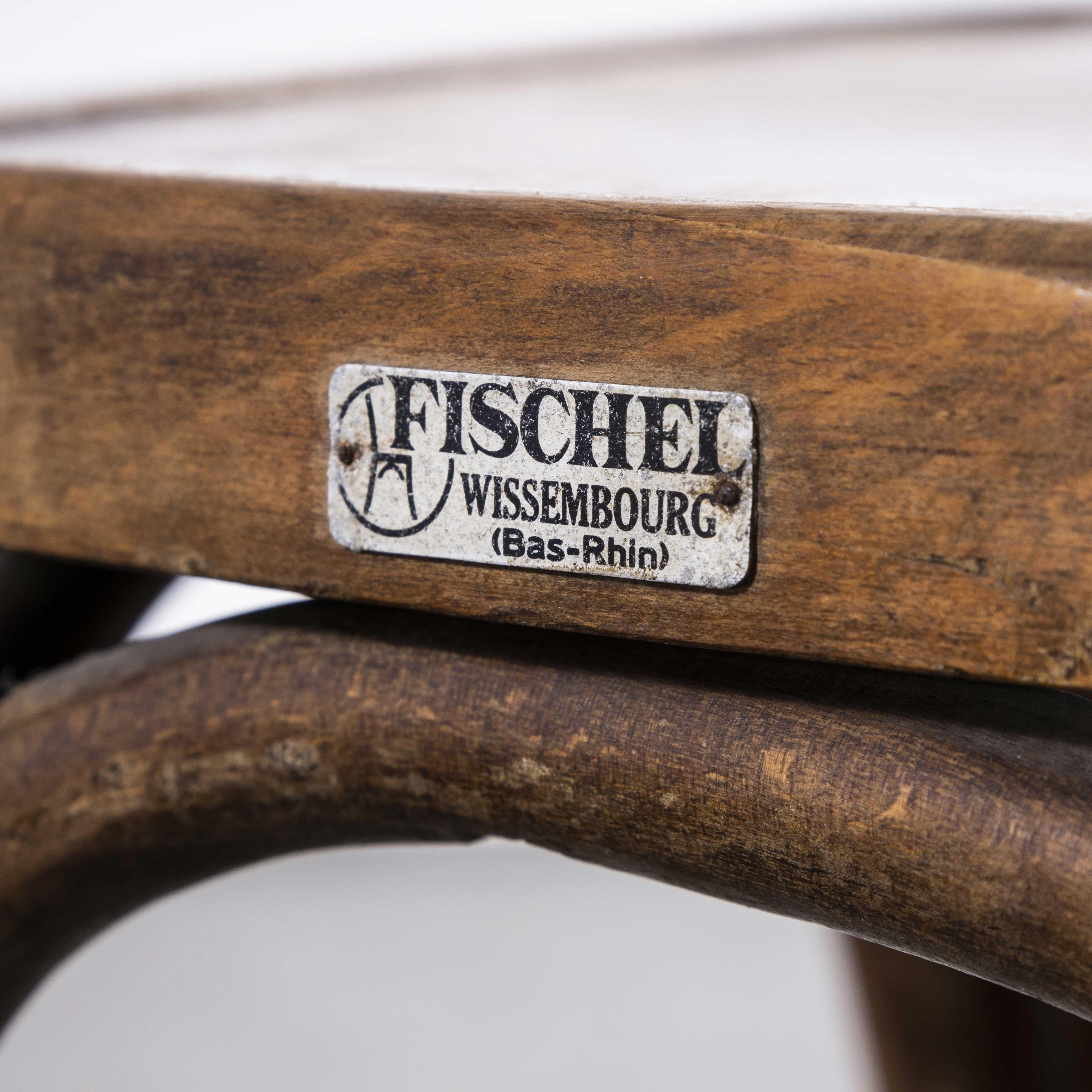 1940's Fischel French Bentwood Dark Walnut Dining Chairs - Set Of Eight
chaises de salle à manger Fischel en bois de rose et noyer foncé des années 1940 - Lot de huit. Le procédé de pliage à la vapeur du hêtre pour créer d'élégantes chaises a été