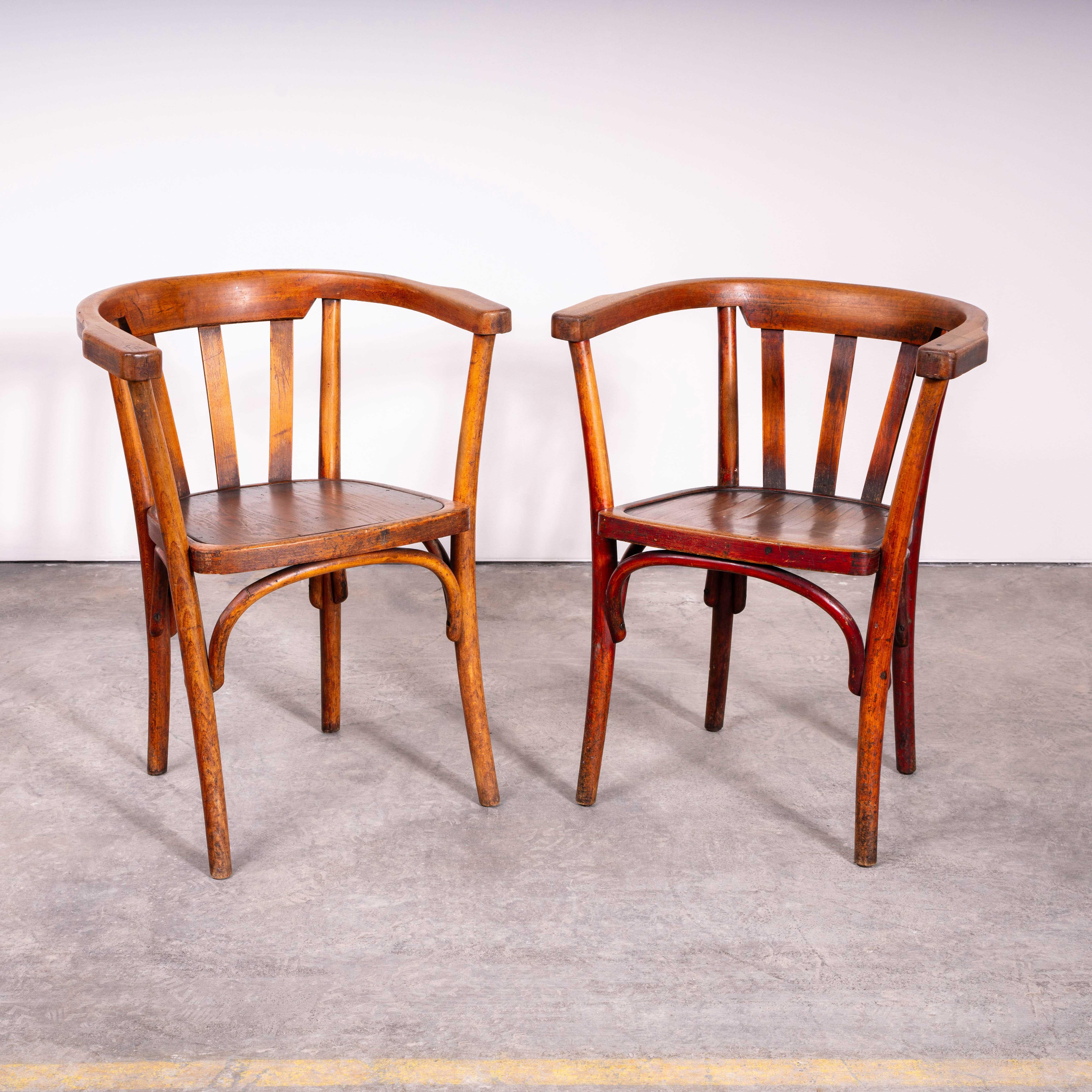 1940's Fischel Shaped Bentwood Armchairs - Paar. 

Das Verfahren zum Biegen von Buchenholz mit Dampf zu eleganten Stühlen wurde von Thonet entdeckt und entwickelt, doch als seine Patente 1869 ausliefen, begannen viele Unternehmen, darunter Fischel,