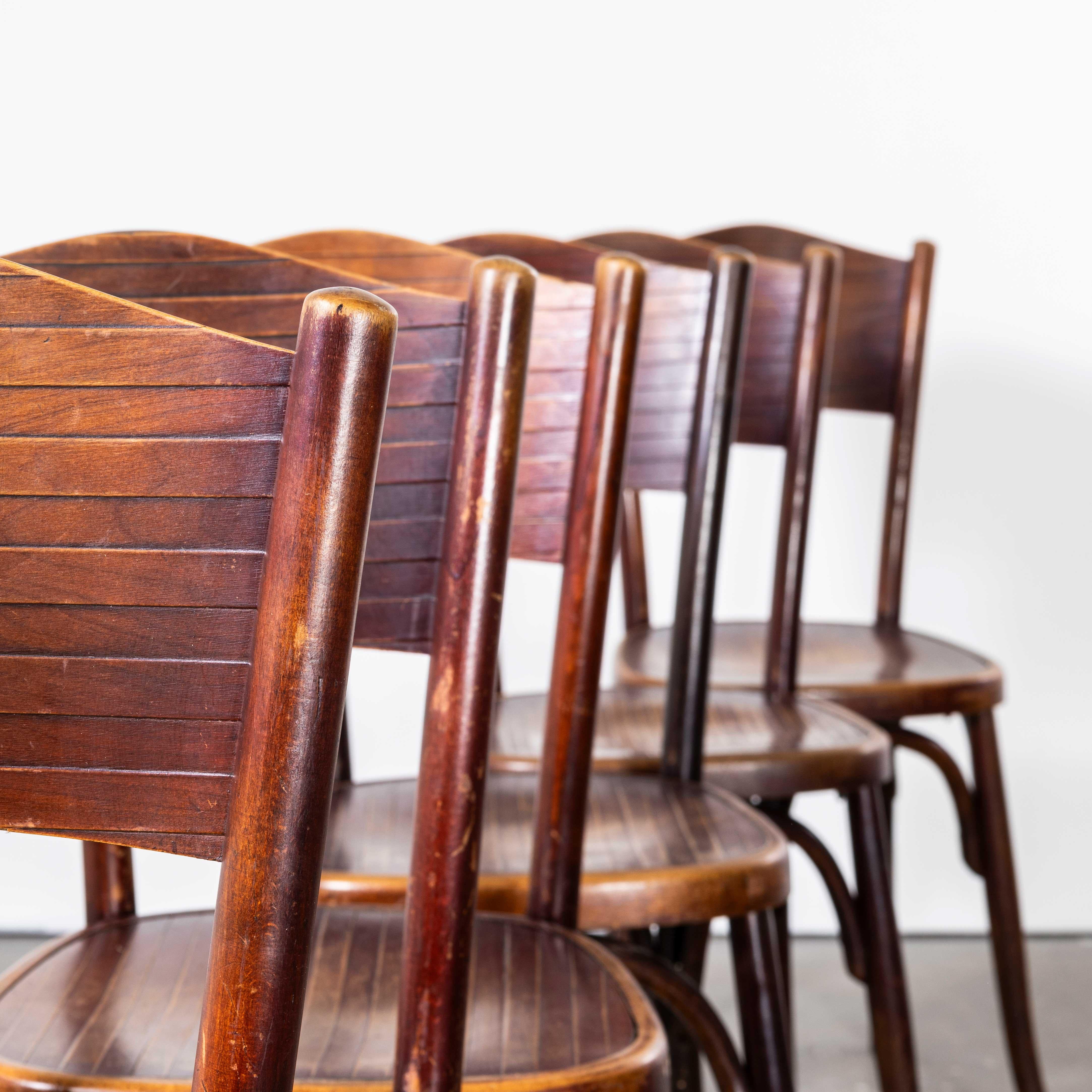 1940's Fischel Stamped Bentwood Dining Chairs - Gute Menge verfügbar
1940's Fischel Stamped Bentwood Dining Chairs - Gute Menge verfügbar. Das Verfahren zum Biegen von Buchenholz mit Dampf zu eleganten Stühlen wurde von Thonet entdeckt und