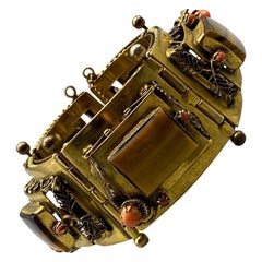 Bracelet à cinq panneaux en corail et œil de tigre des années 1940