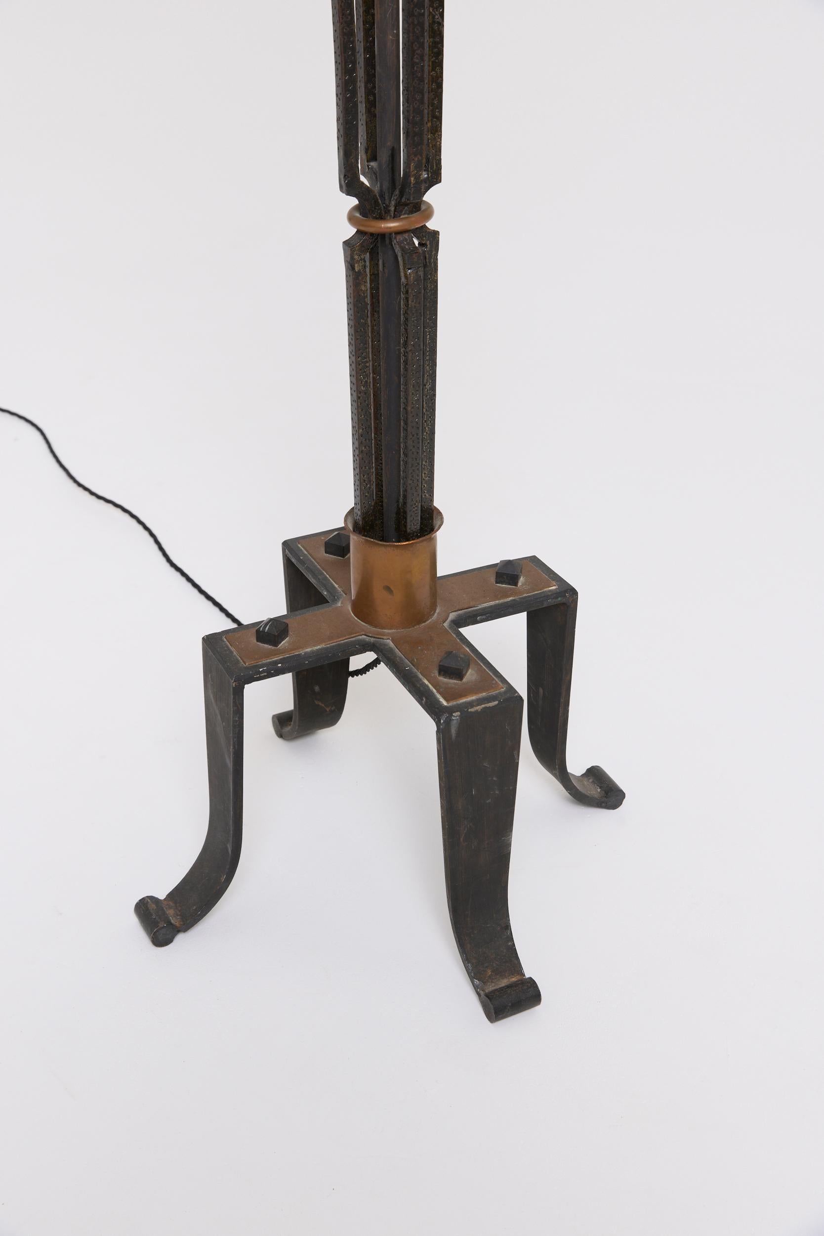Lampadaire en fer forgé et laiton
France, Vers 1940
Avec l'abat-jour : 192 cm de haut par 50,5 cm de diamètre
Base de la lampe uniquement : 160 cm de haut par 38 cm de diamètre