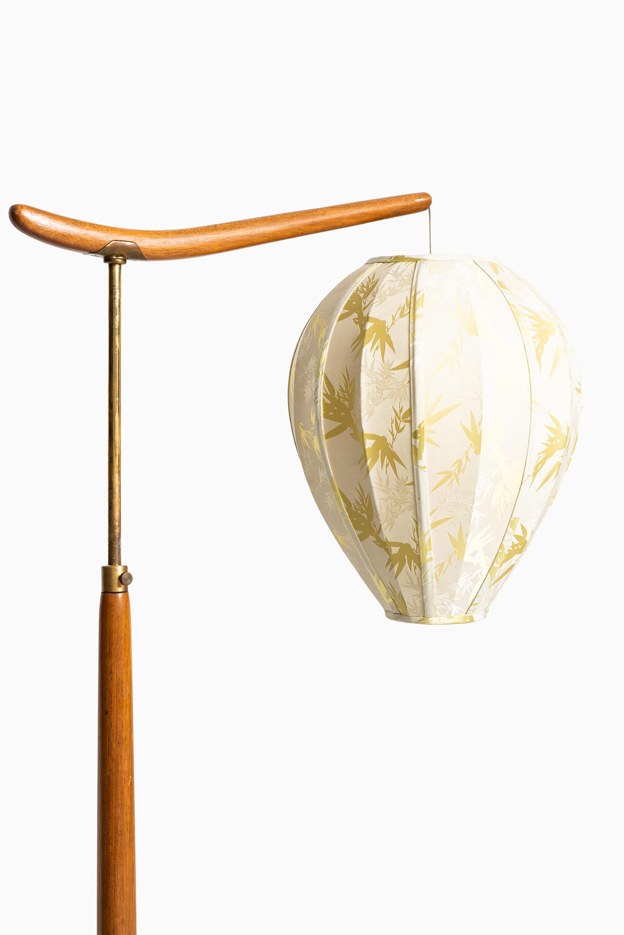 1940s Floor Lamp in Mahogany and Brass Produced in Sweden In Good Condition In Limhamn, Skåne län