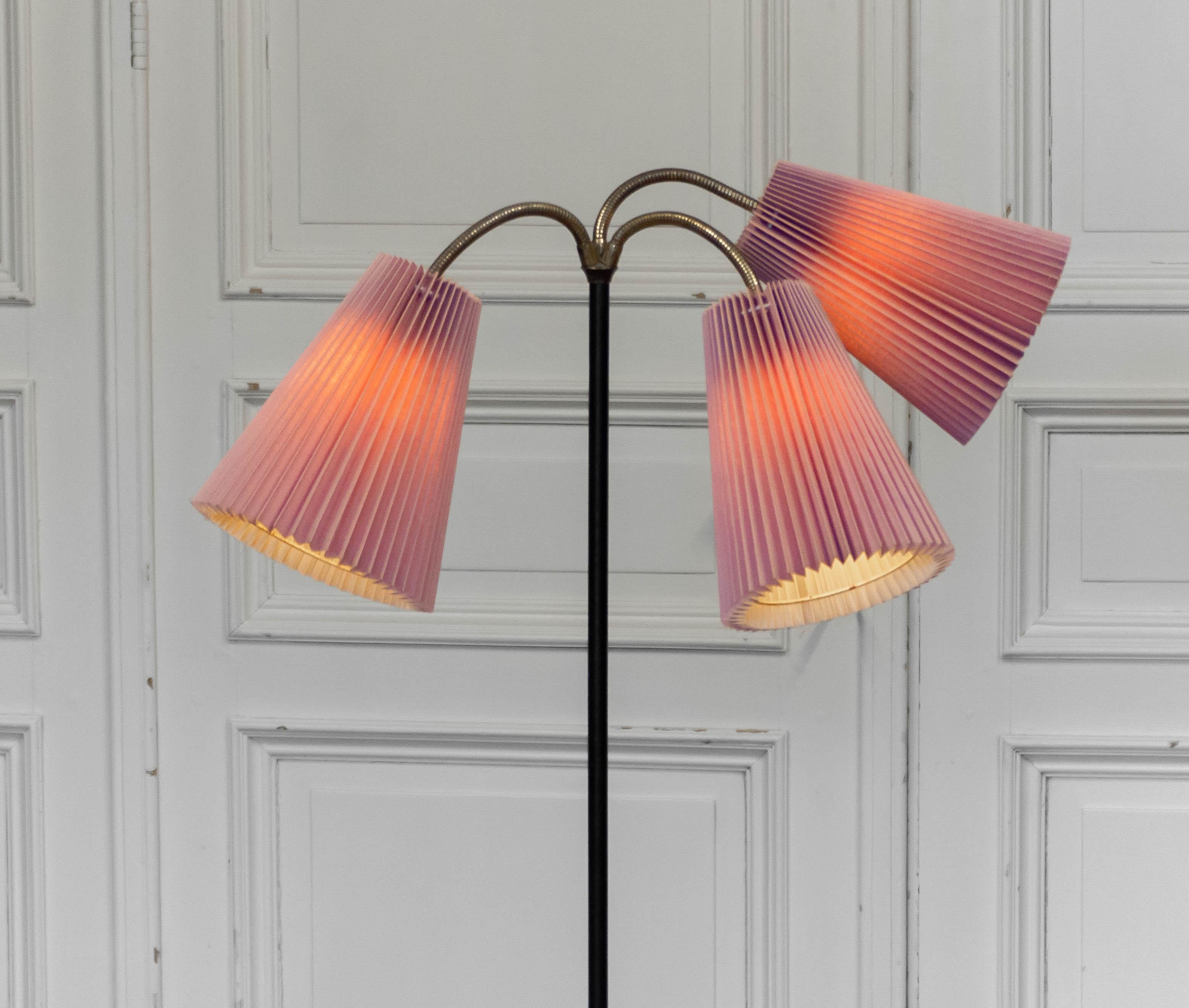 Preciosa lámpara de pie de los años 40 de estilo Svenskt Tenn - Josef Frank, Suecia,  con tres persianas plisadas de color rosa viejo. La lámpara está diseñada con tres brazos flexibles de latón que permiten ajustar los ángulos de iluminación,