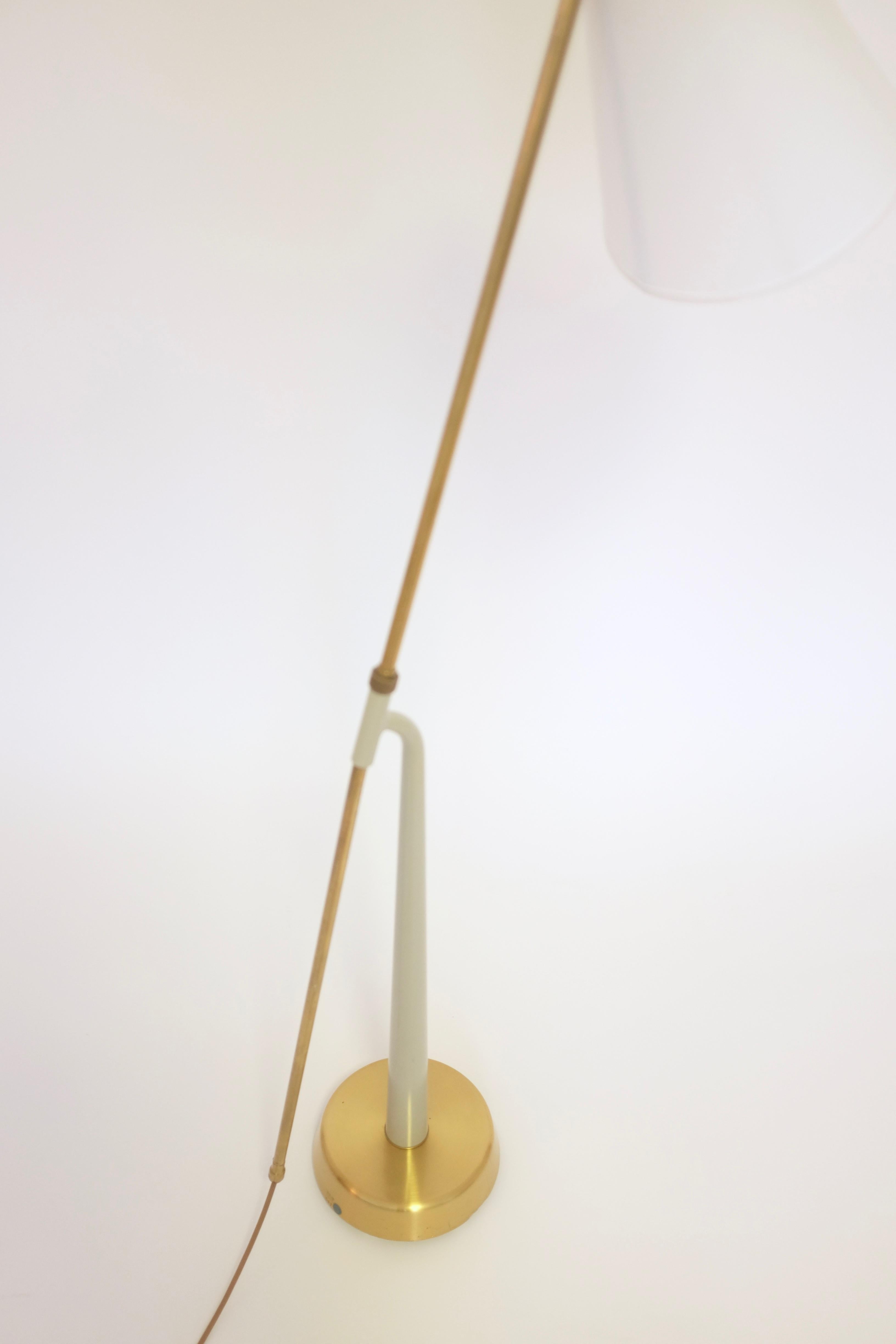 Beautiful 1940's Floor lamp model 541 by Hans Bergström for Ateljé Lyktan. Grey metal frame with arm and base in brass. Both frame and base in great condition with only a couple of small scratches. New lampshade. 

Maker: Ateljé Lyktan

Country: