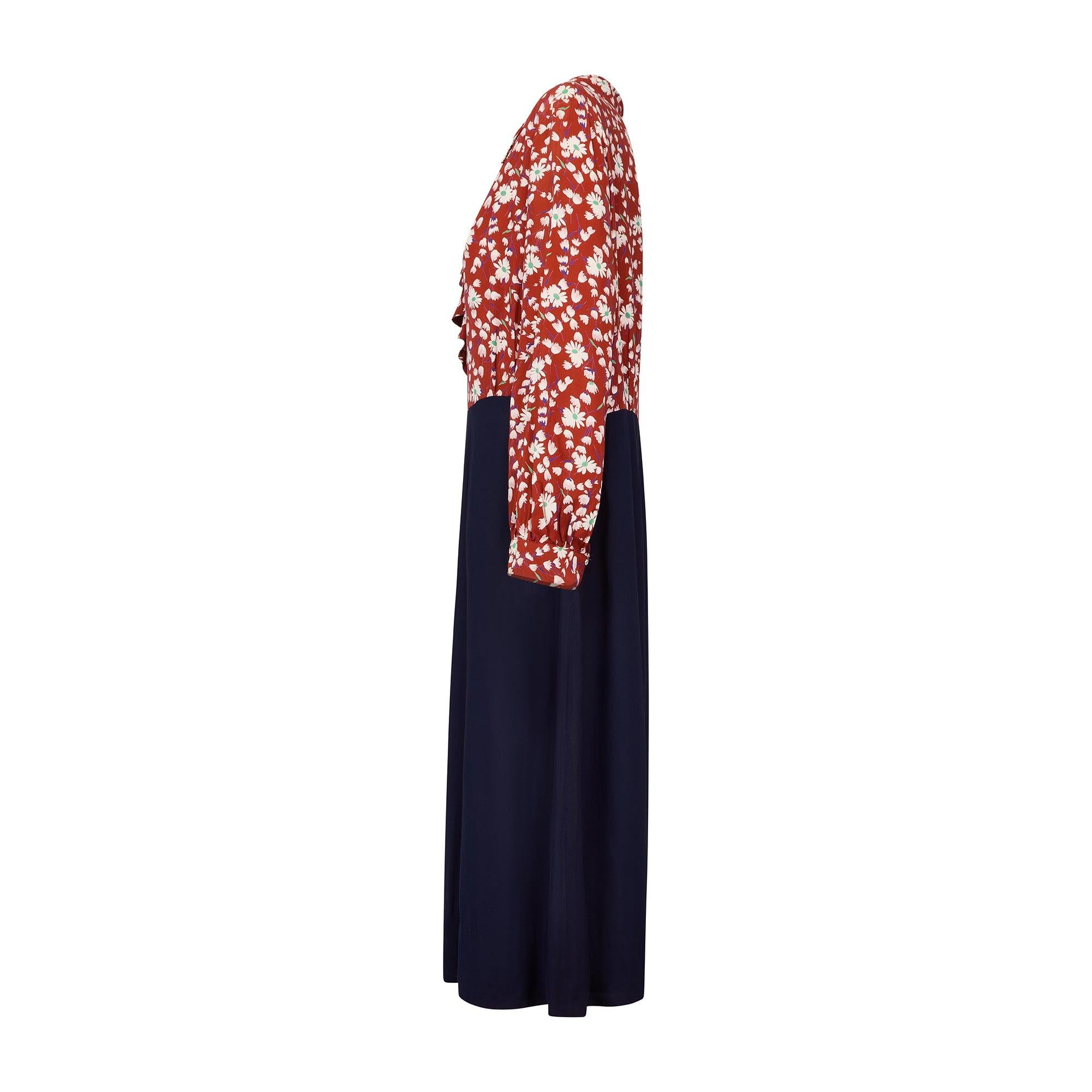 È insolito imbattersi in un abito vintage originale in rayon e crepe degli anni '40 in una rara taglia più grande e crediamo che questo abito possa andare bene fino a una taglia moderna UK 20 o US 16. Composto da due tessuti diversi, ha un top in