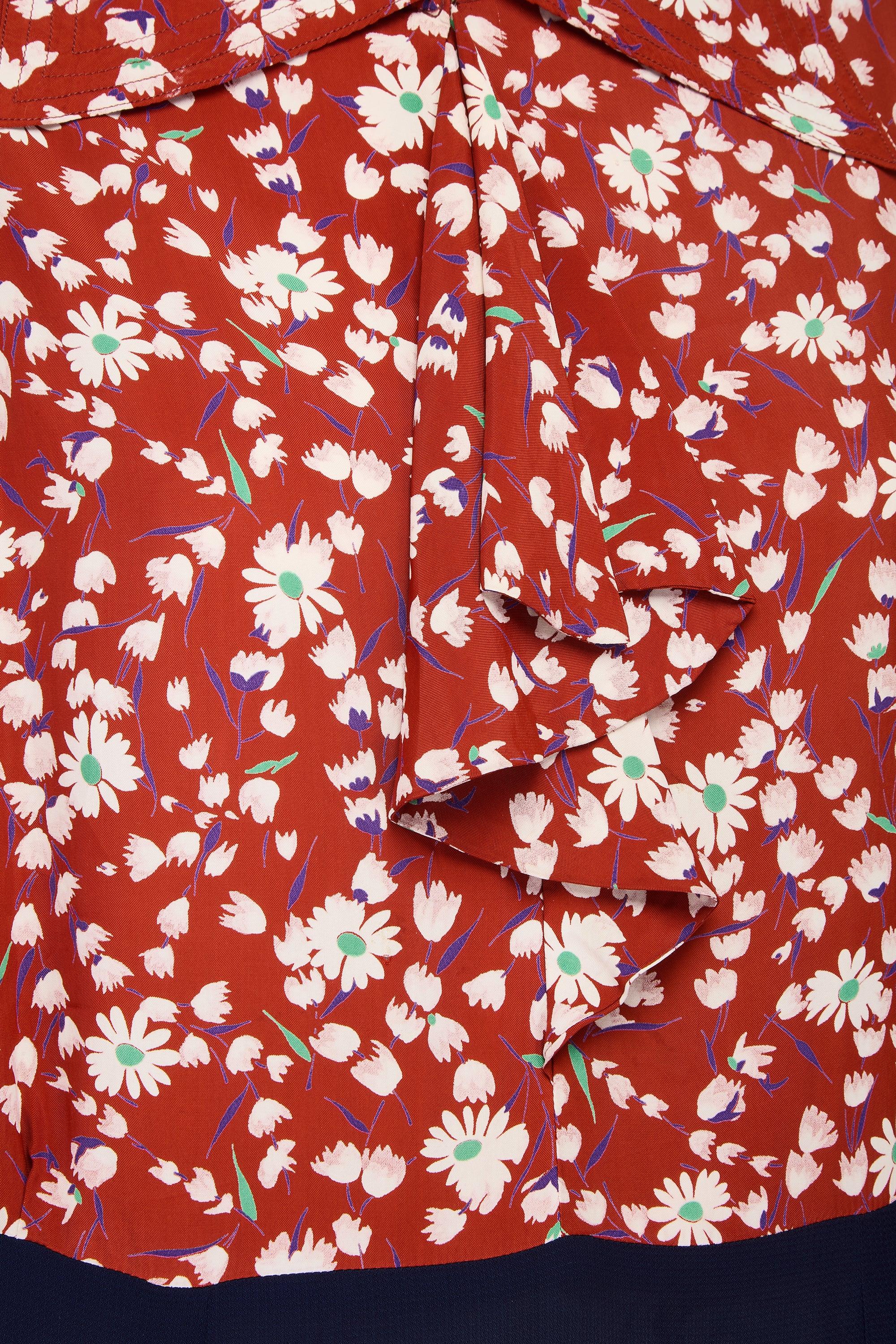 Abito anni '40 in Rayon e Crepe Navy con camicia floreale di Volup In condizioni ottime in vendita a London, GB