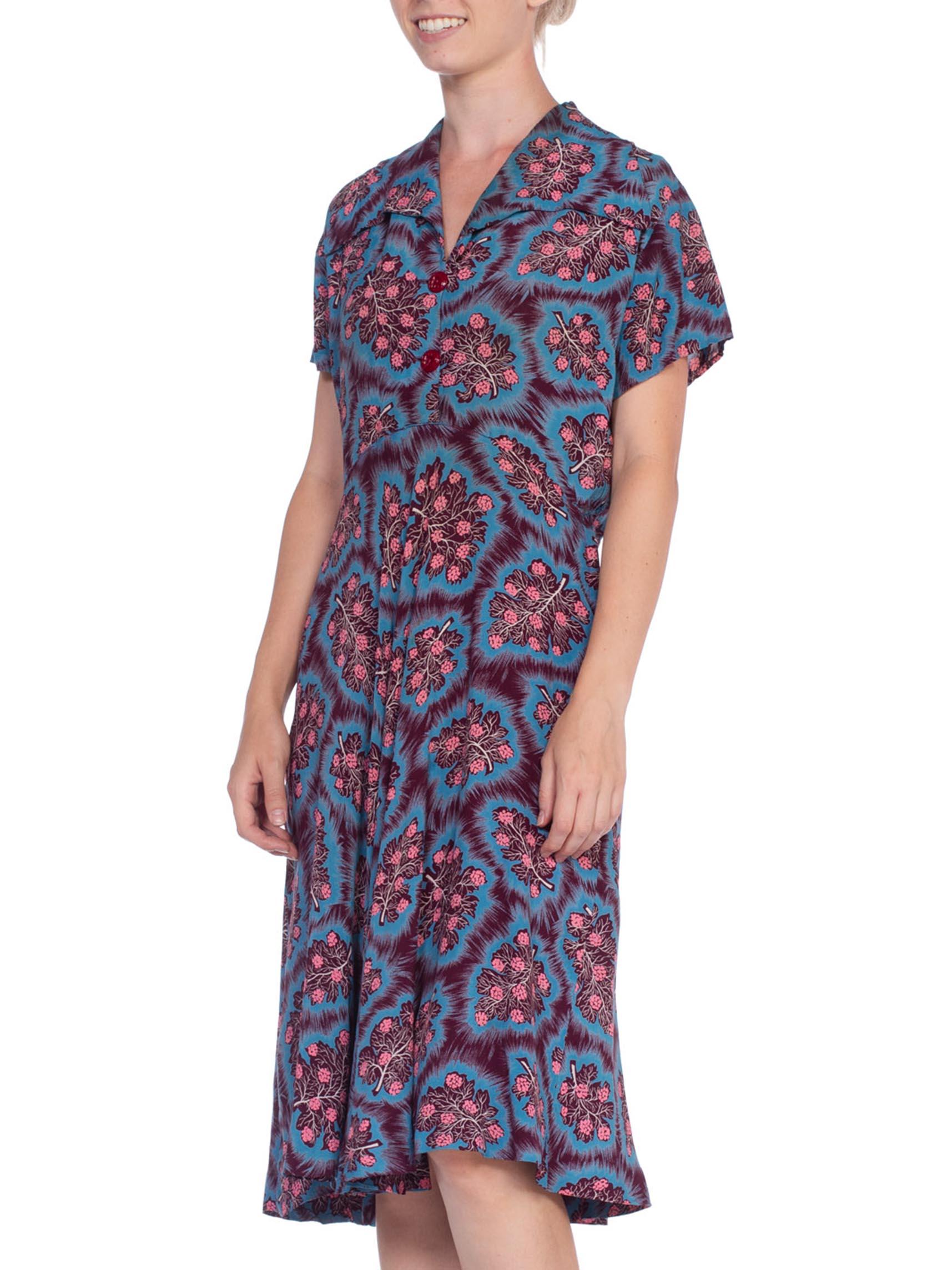 Robe chemise en rayonne violette et bleue à imprimé floral avec jupe en forme de biais, années 1940 Pour femmes en vente