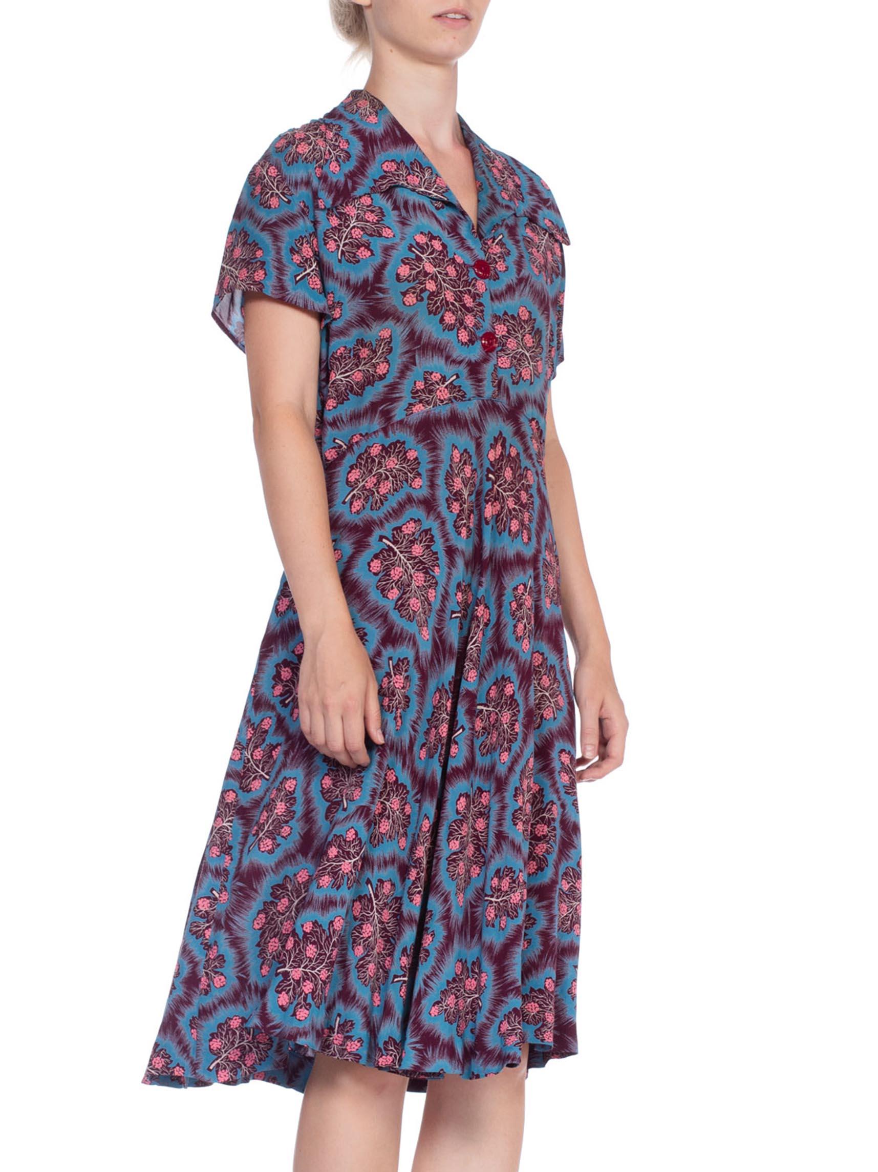 Robe chemise en rayonne violette et bleue à imprimé floral avec jupe en forme de biais, années 1940 en vente 1