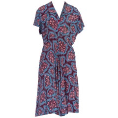 Robe chemise en rayonne violette et bleue à imprimé floral avec jupe en forme de biais, années 1940