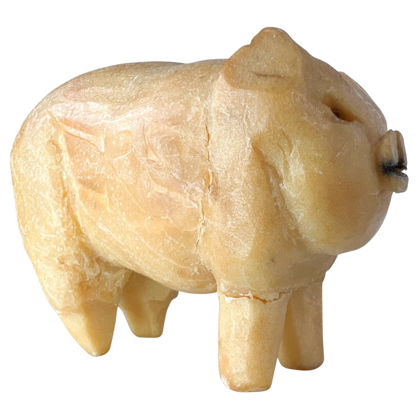 1940s Folk Art Modern Vintage PIG Castile soap sculpture carving presents with fractured leg.
2,75 l x 2,13 h x 1,38 p
Condition vintage d'occasion non restaurée, dommage à la jambe présent.
Une petite fracture présente.
Voir toutes les images