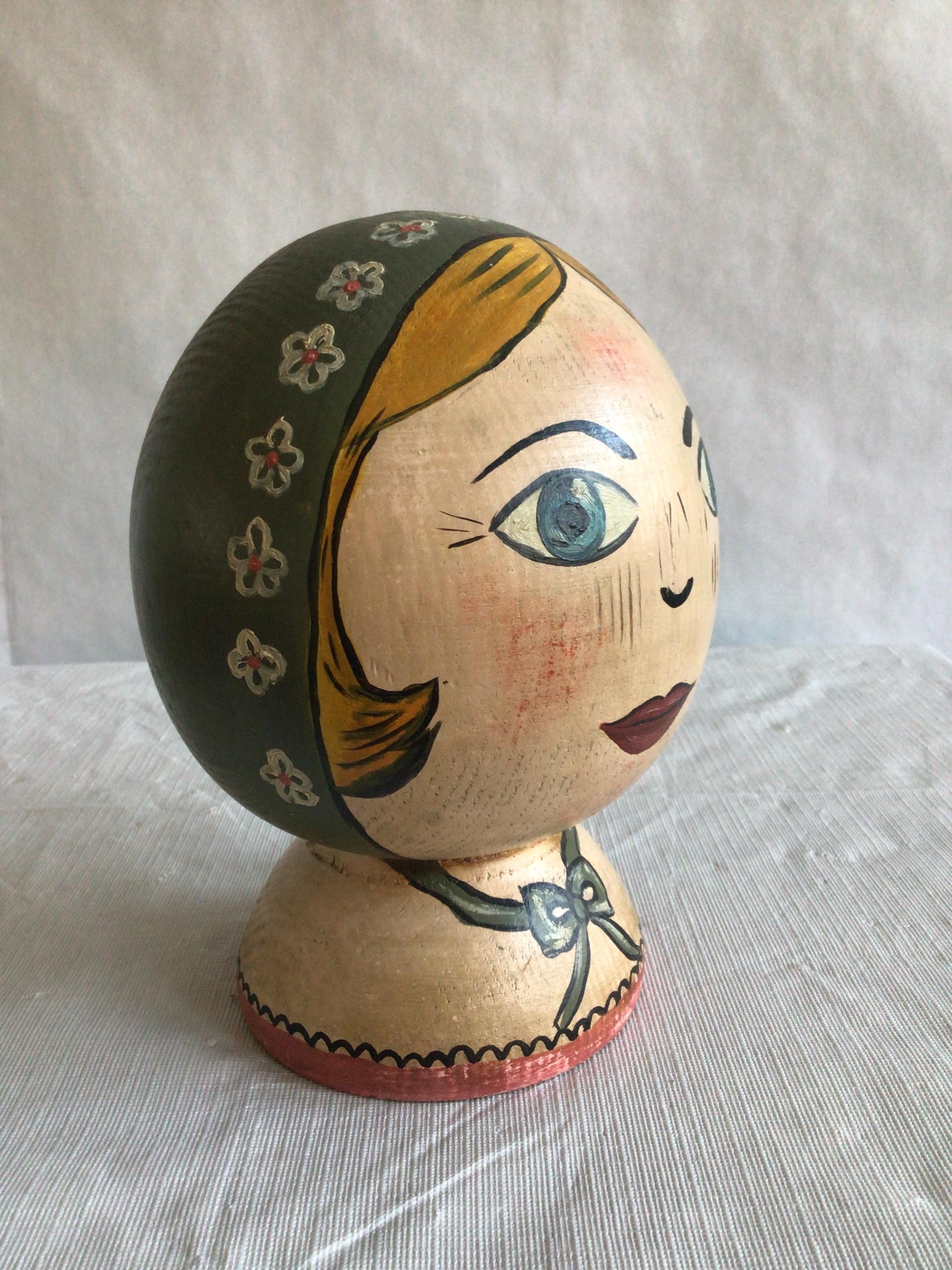 Dipinto a mano Testa di donna dipinta in stile Folk Art degli anni '40 su una ghiera di legno tornito in vendita
