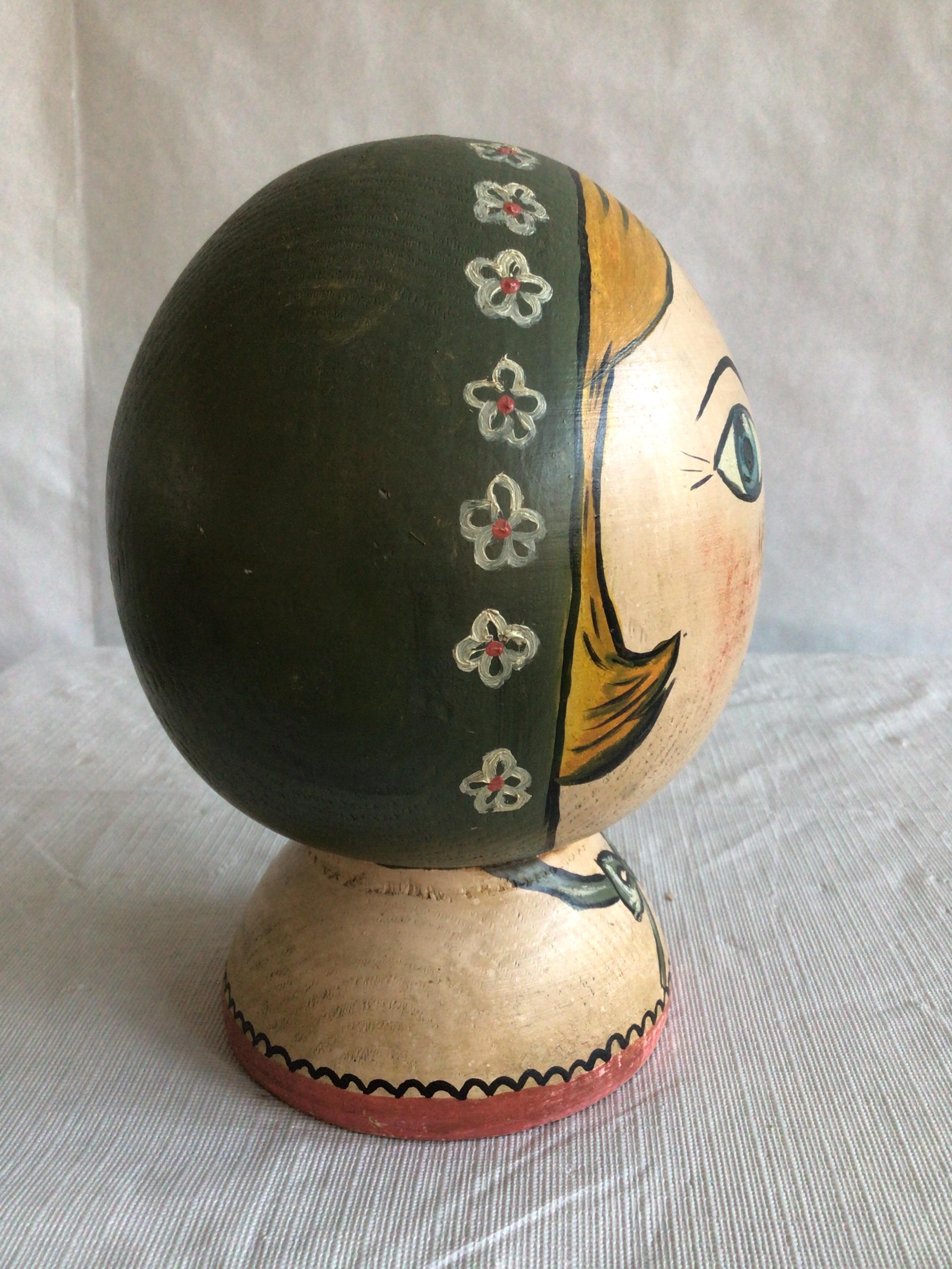 Testa di donna dipinta in stile Folk Art degli anni '40 su una ghiera di legno tornito In condizioni buone in vendita a Tarrytown, NY