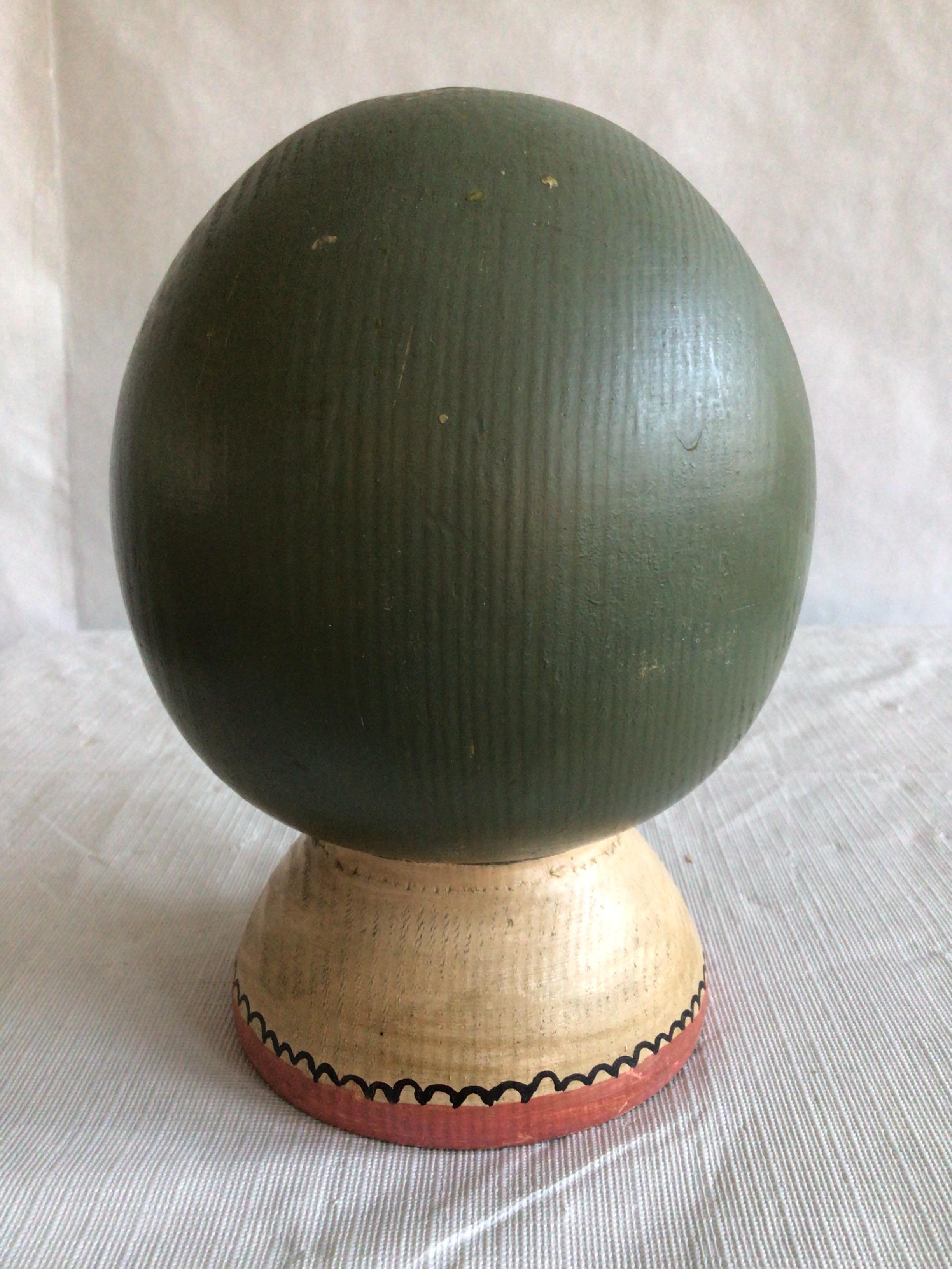 Metà XX secolo Testa di donna dipinta in stile Folk Art degli anni '40 su una ghiera di legno tornito in vendita