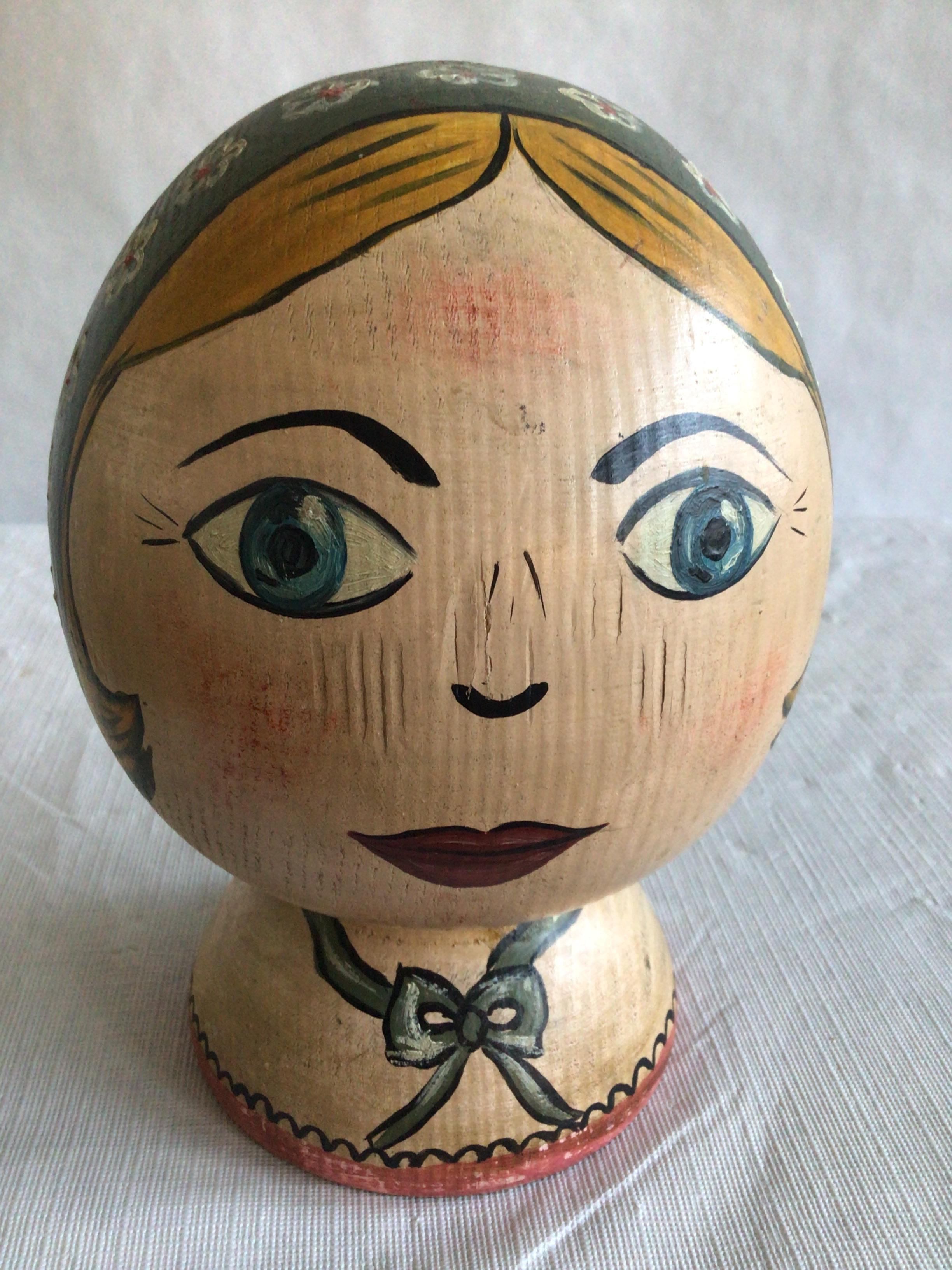 Legno Testa di donna dipinta in stile Folk Art degli anni '40 su una ghiera di legno tornito in vendita