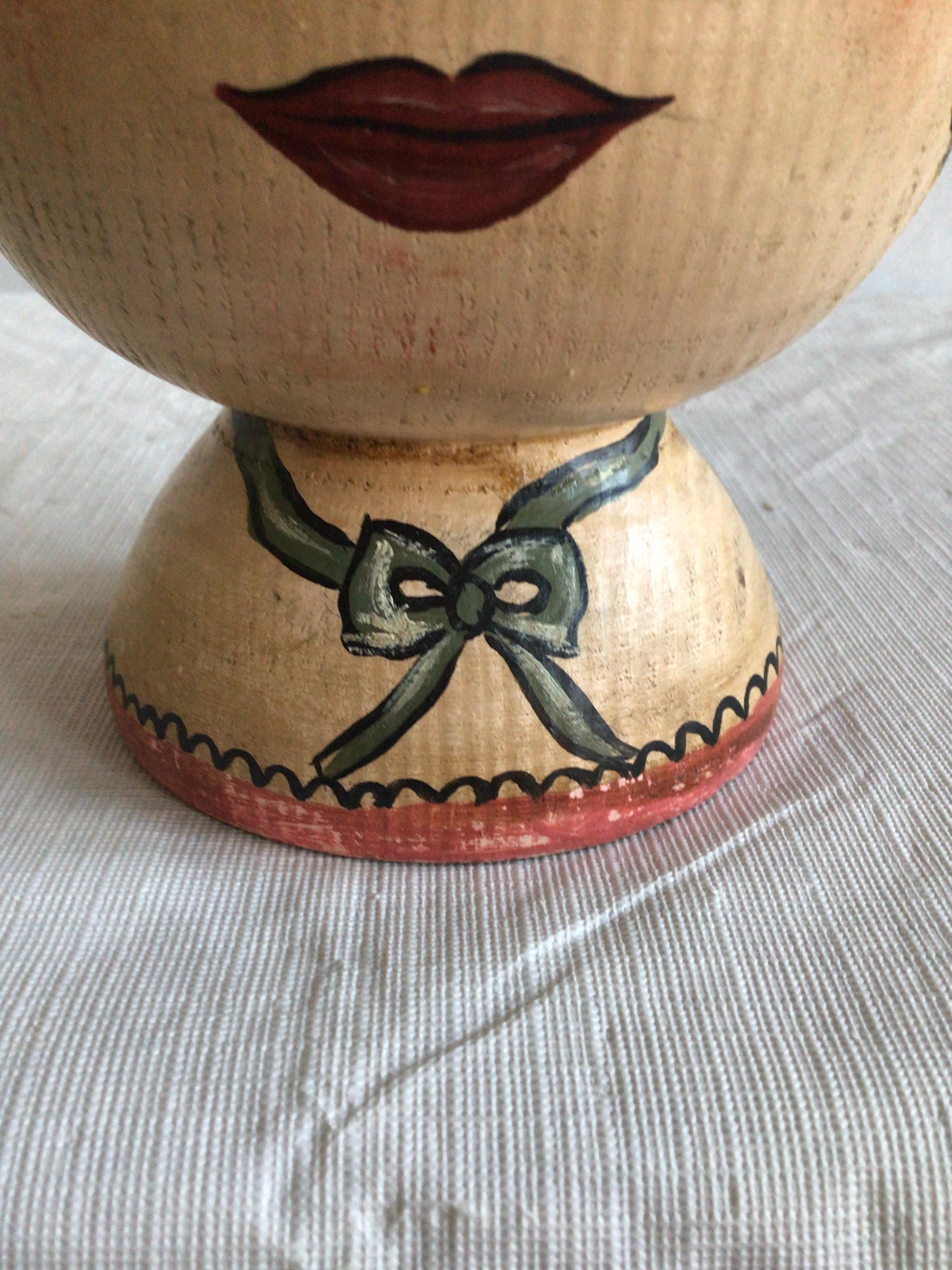 Testa di donna dipinta in stile Folk Art degli anni '40 su una ghiera di legno tornito in vendita 2