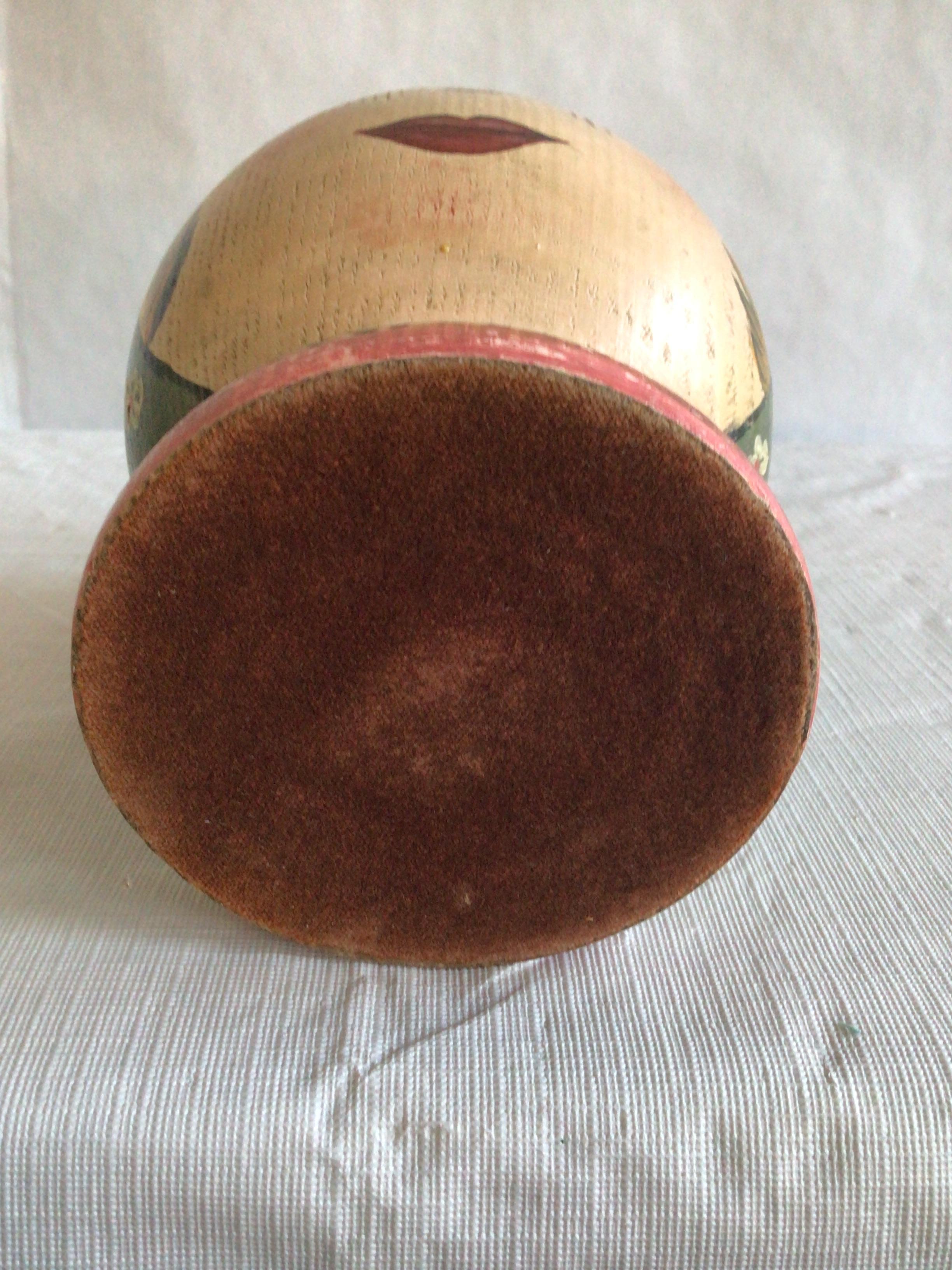 Testa di donna dipinta in stile Folk Art degli anni '40 su una ghiera di legno tornito in vendita 3